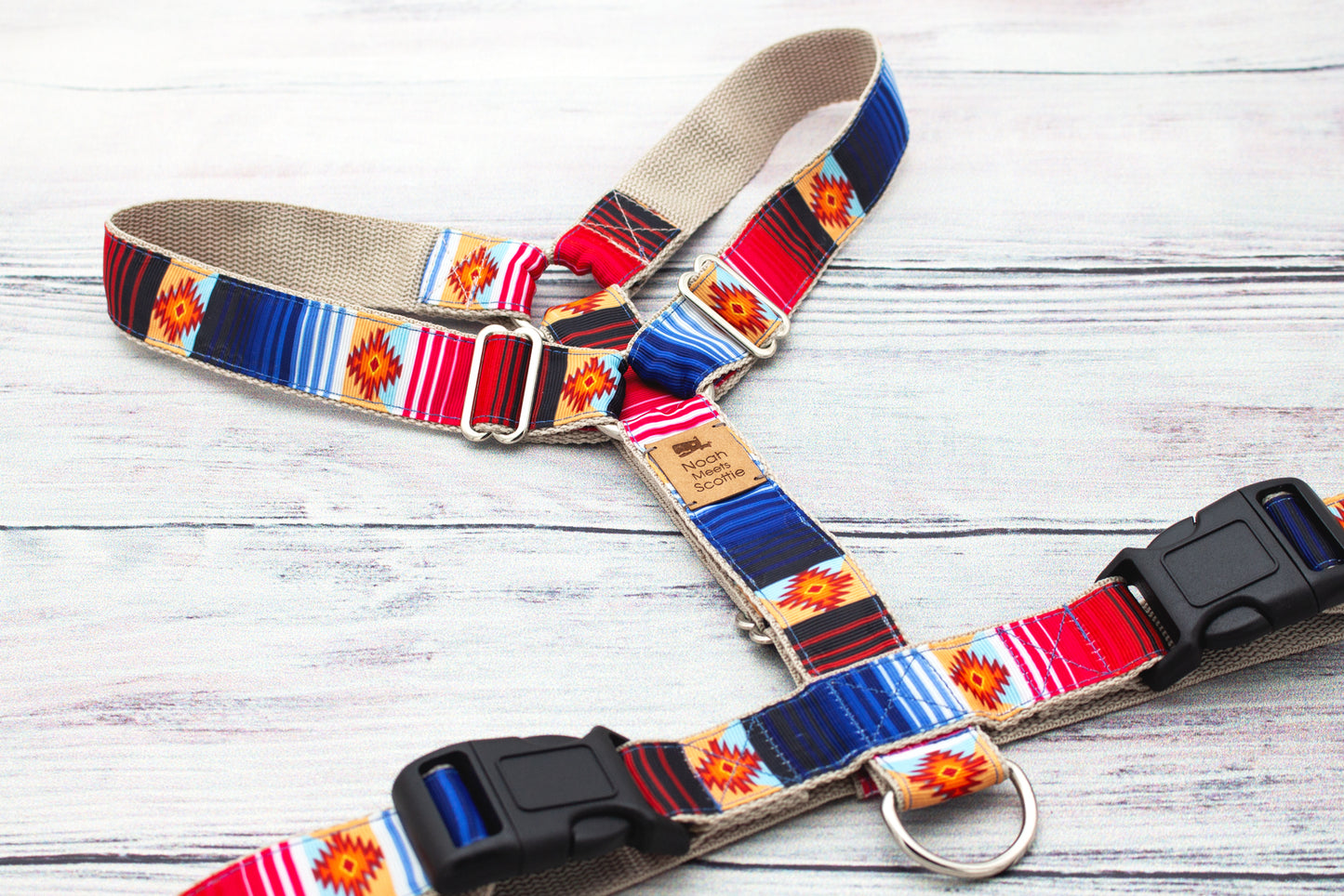 DESERT ROAD Hundegeschirr, kräftige Streifenfarben, detailreiches Muster in warmen und kühlen Tönen