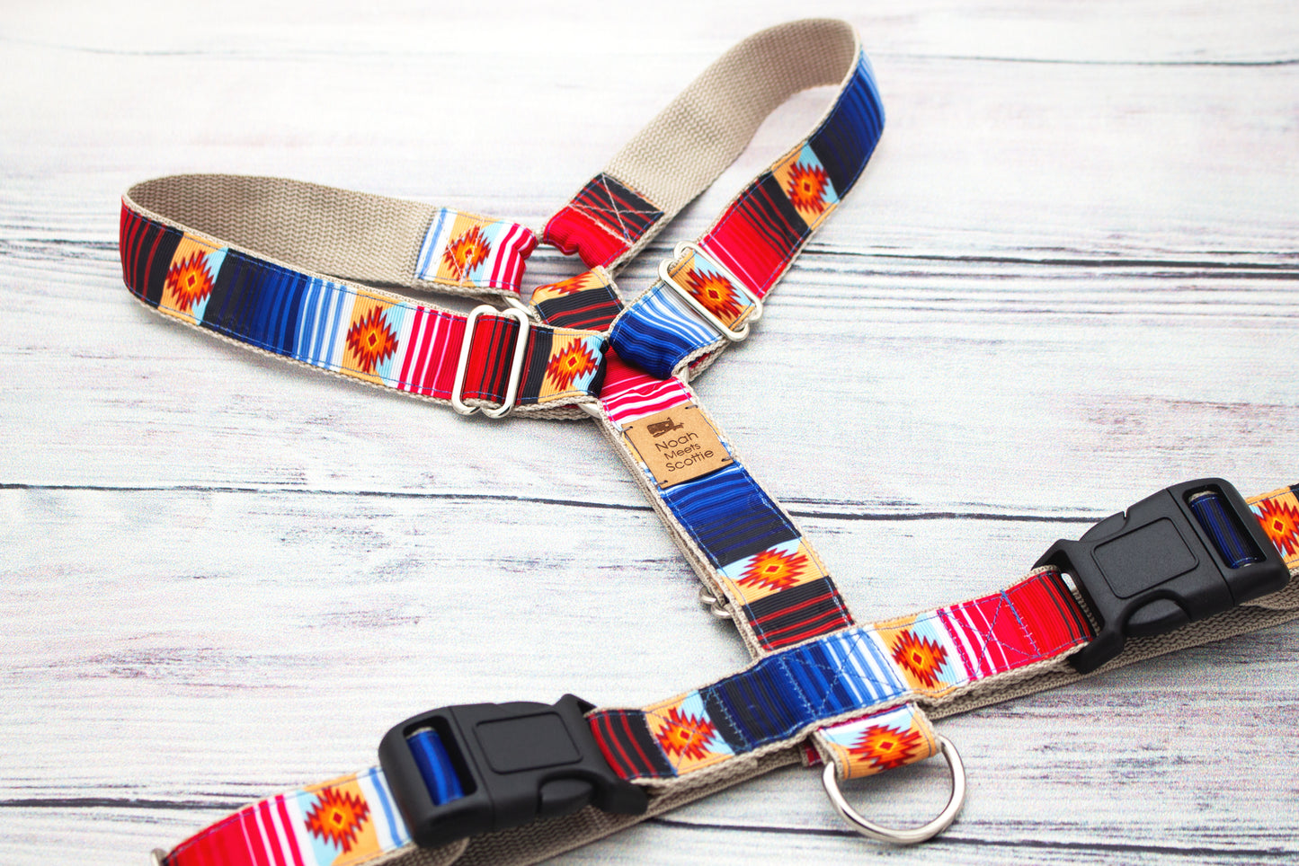 Lebendiges Hundegeschirr DESERT ROAD, grafisches Muster mit warmen Naturfarben und klaren Linien