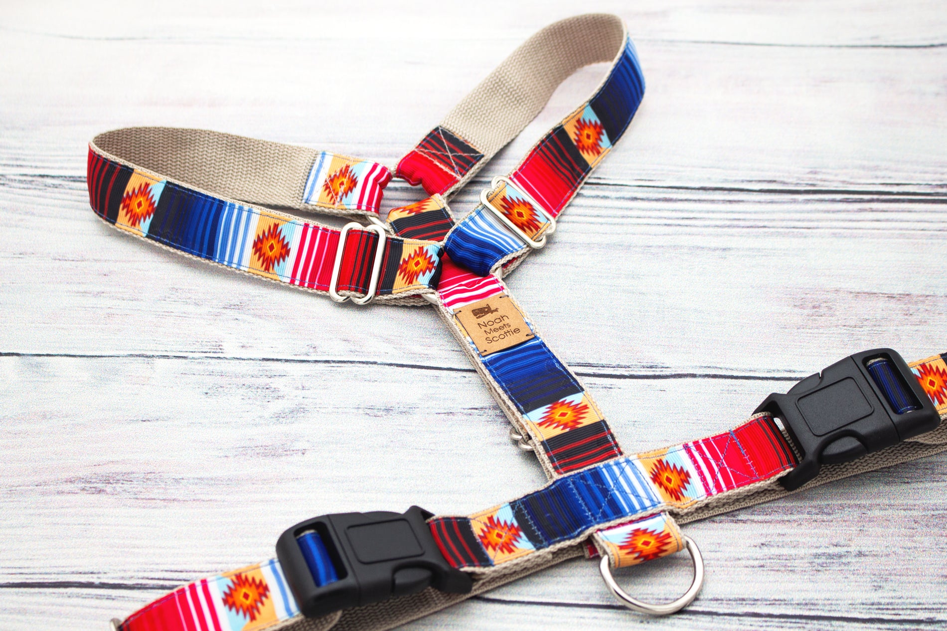 Lebendiges Hundegeschirr DESERT ROAD, grafisches Muster mit warmen Naturfarben und klaren Linien