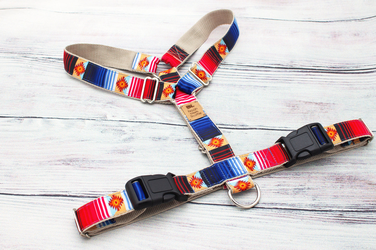 Hundegeschirr in Rot, Blau und Sand aus der Serie DESERT ROAD, farbstarkes Streifendesign mit markanter Optik