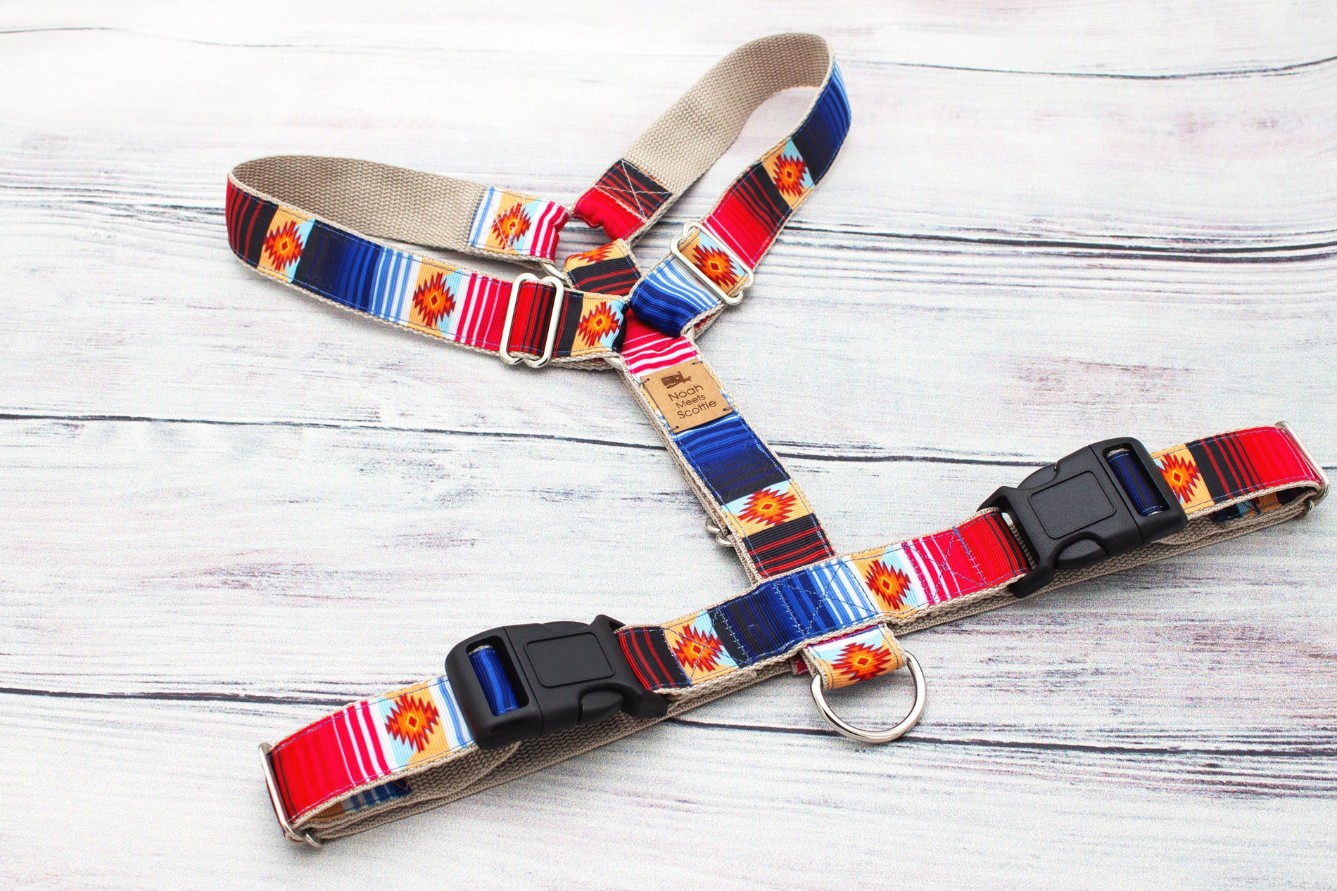 Hundegeschirr in Rot, Blau und Sand aus der Serie DESERT ROAD, farbstarkes Streifendesign mit markanter Optik