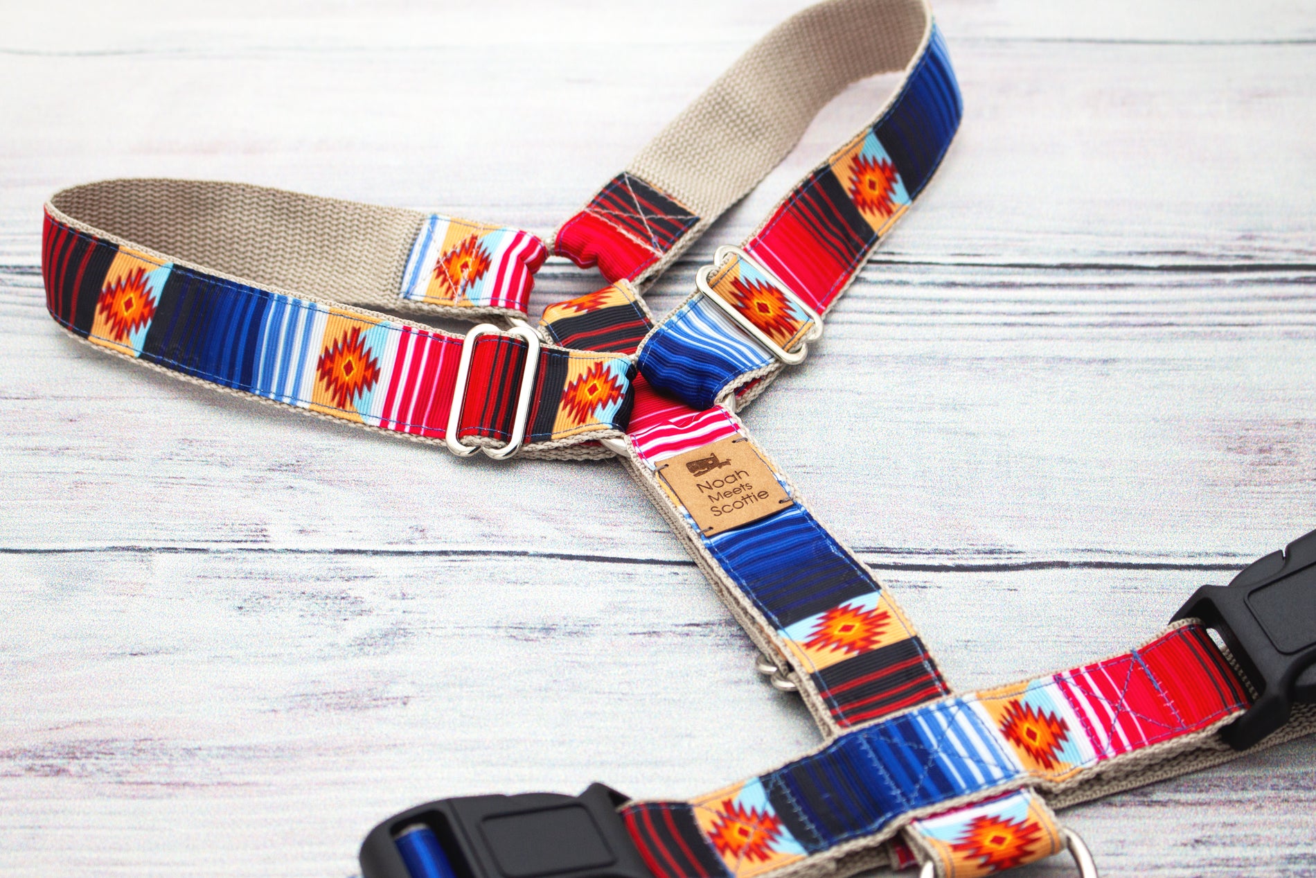 Hundegeschirr DESERT ROAD mit farbenfrohem Streifenmuster in Rot, Blau und Sand, warmes und lebendiges Design
