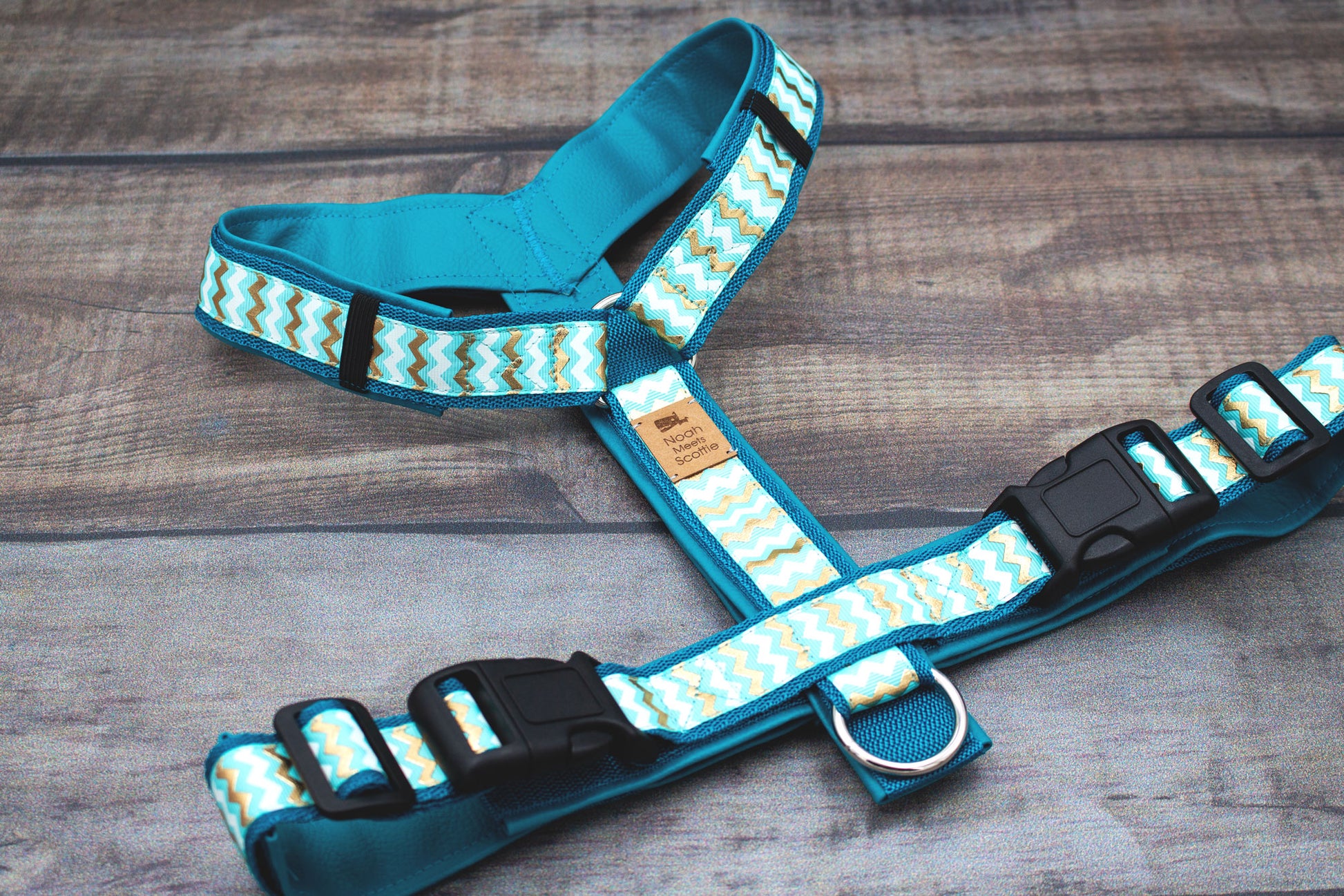 Hundegeschirr Dexter in Türkis mit Chevron-Muster in Weiß und Gold, weich gefüttert mit Kunstleder