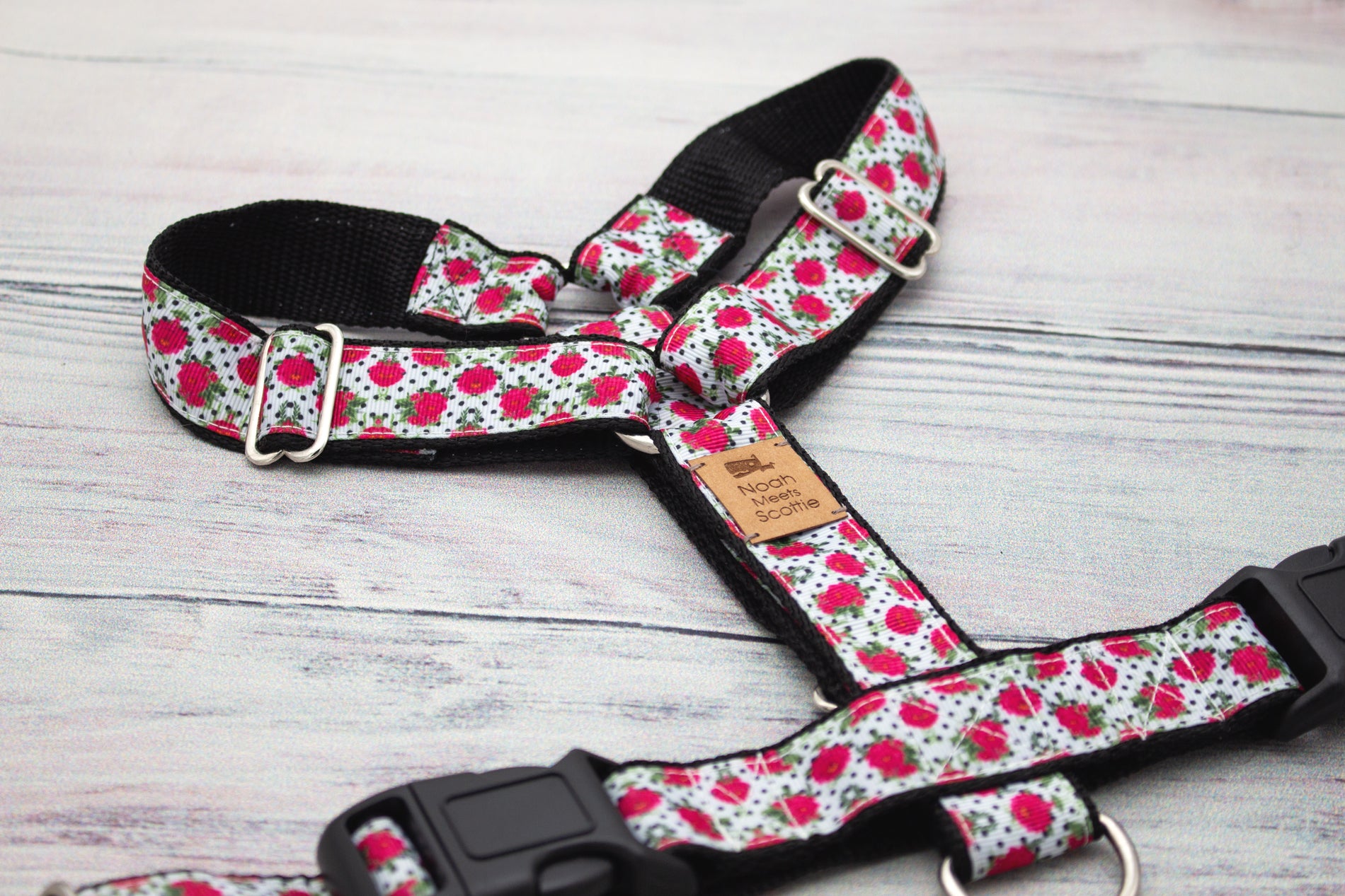 Hundegeschirr DOTTIE PUB mit Rosenmuster und Punkten im Landhaus-Stil, leicht und verstellbar