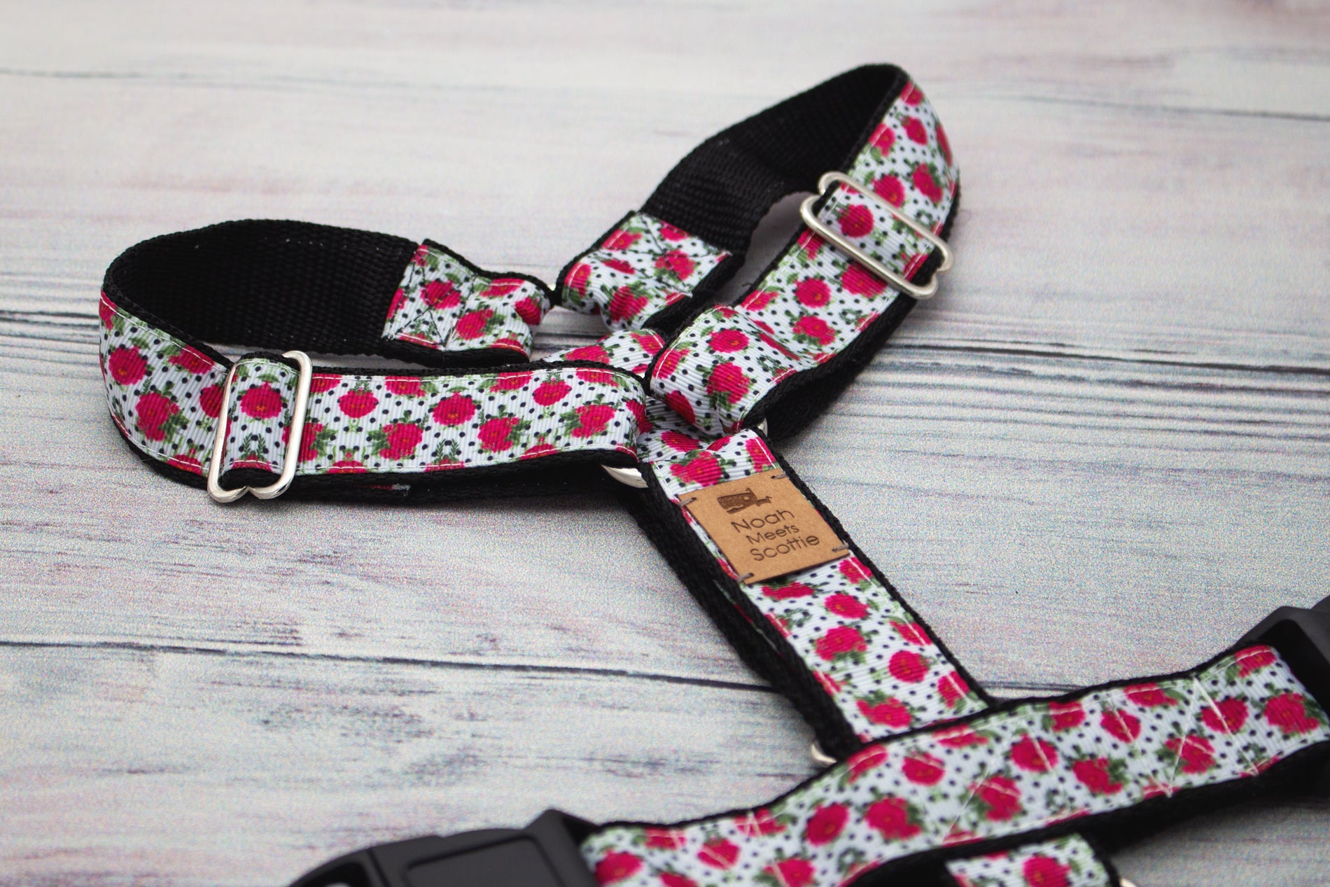 Vintage Hundegeschirr DOTTIE PUB im 50er Jahre Design mit roten Rosen und weißen Punkten