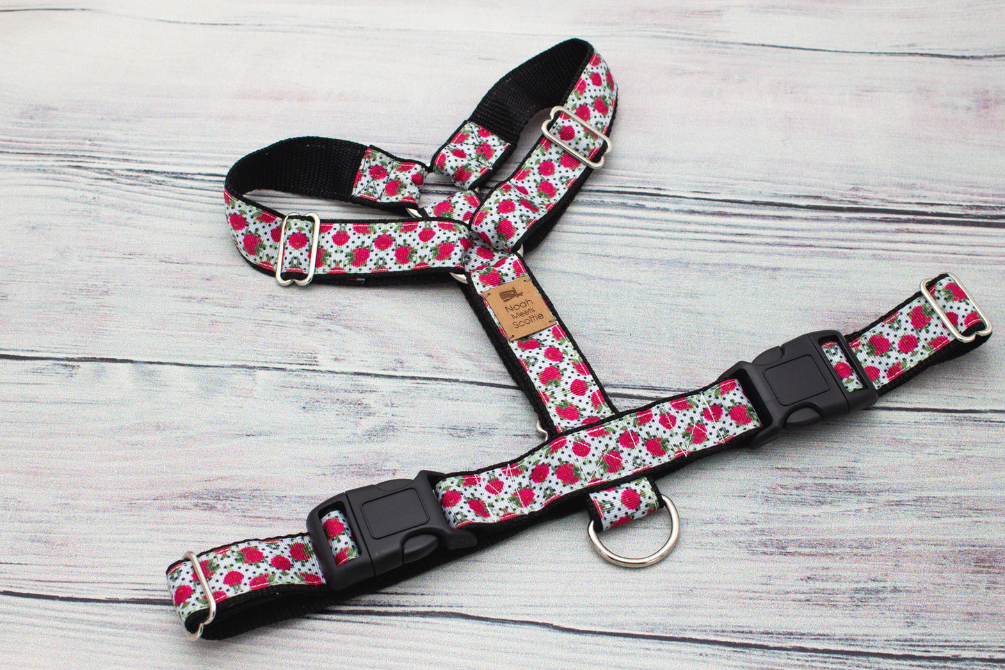 Hundegeschirr DOTTIE PUB mit Retro Rosenprint, verspielt und charmant im Landhauslook