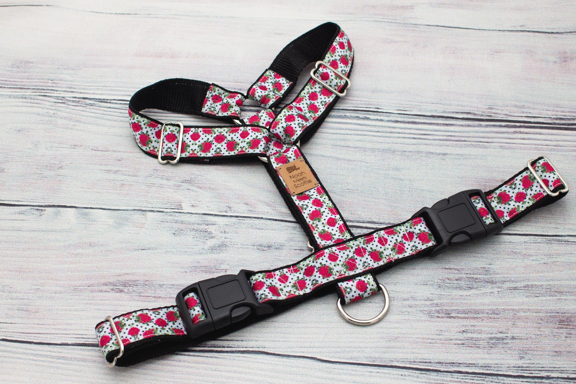 Hundegeschirr DOTTIE PUB mit Retro Rosenprint, verspielt und charmant im Landhauslook