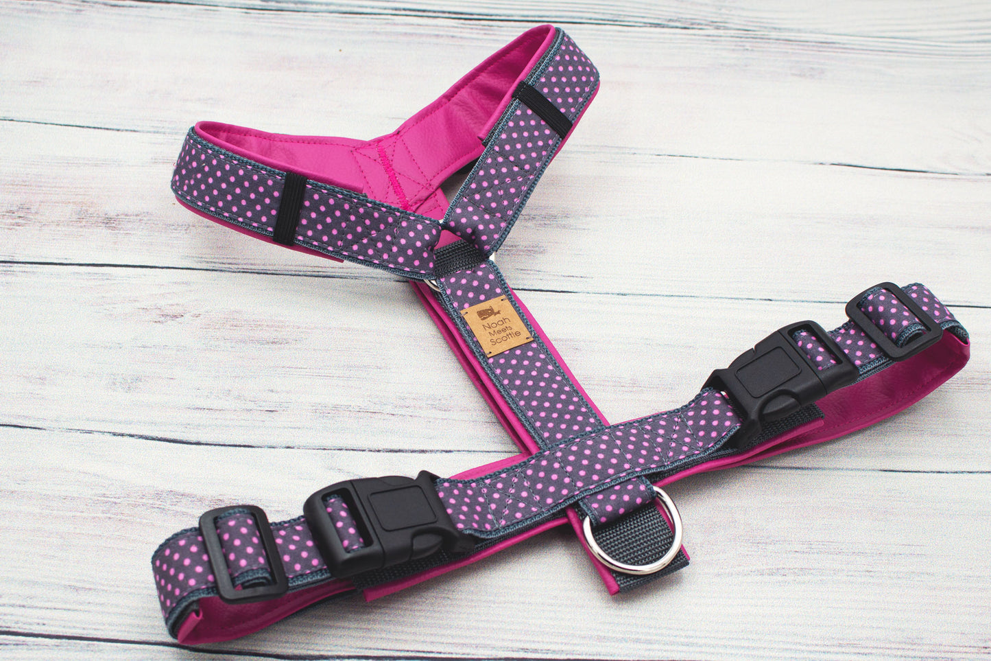 Stilvolles Hundegeschirr DUFFY, gepolstert und robust, in Pink und Grau mit Punktmuster