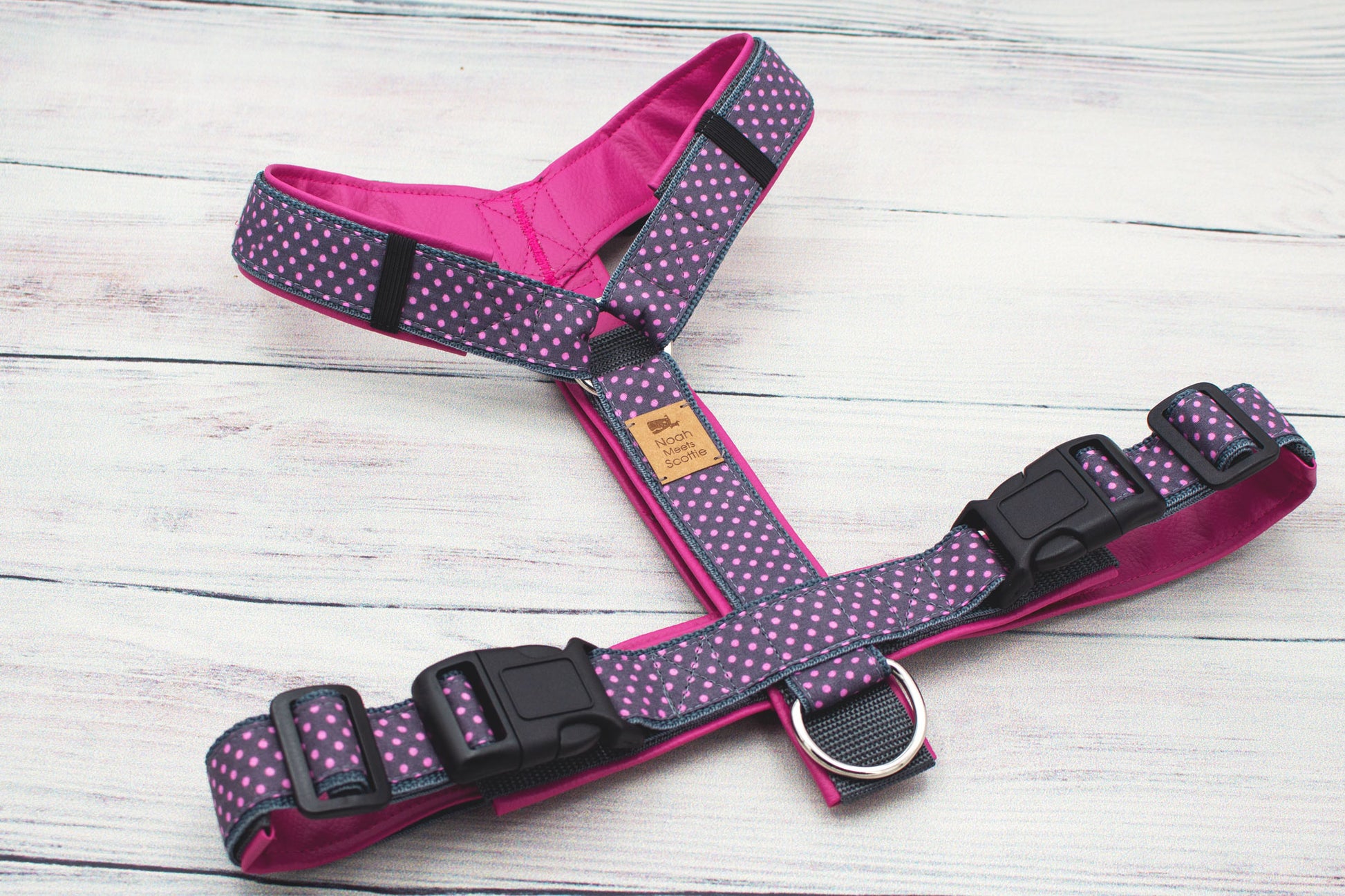 Stilvolles Hundegeschirr DUFFY, gepolstert und robust, in Pink und Grau mit Punktmuster