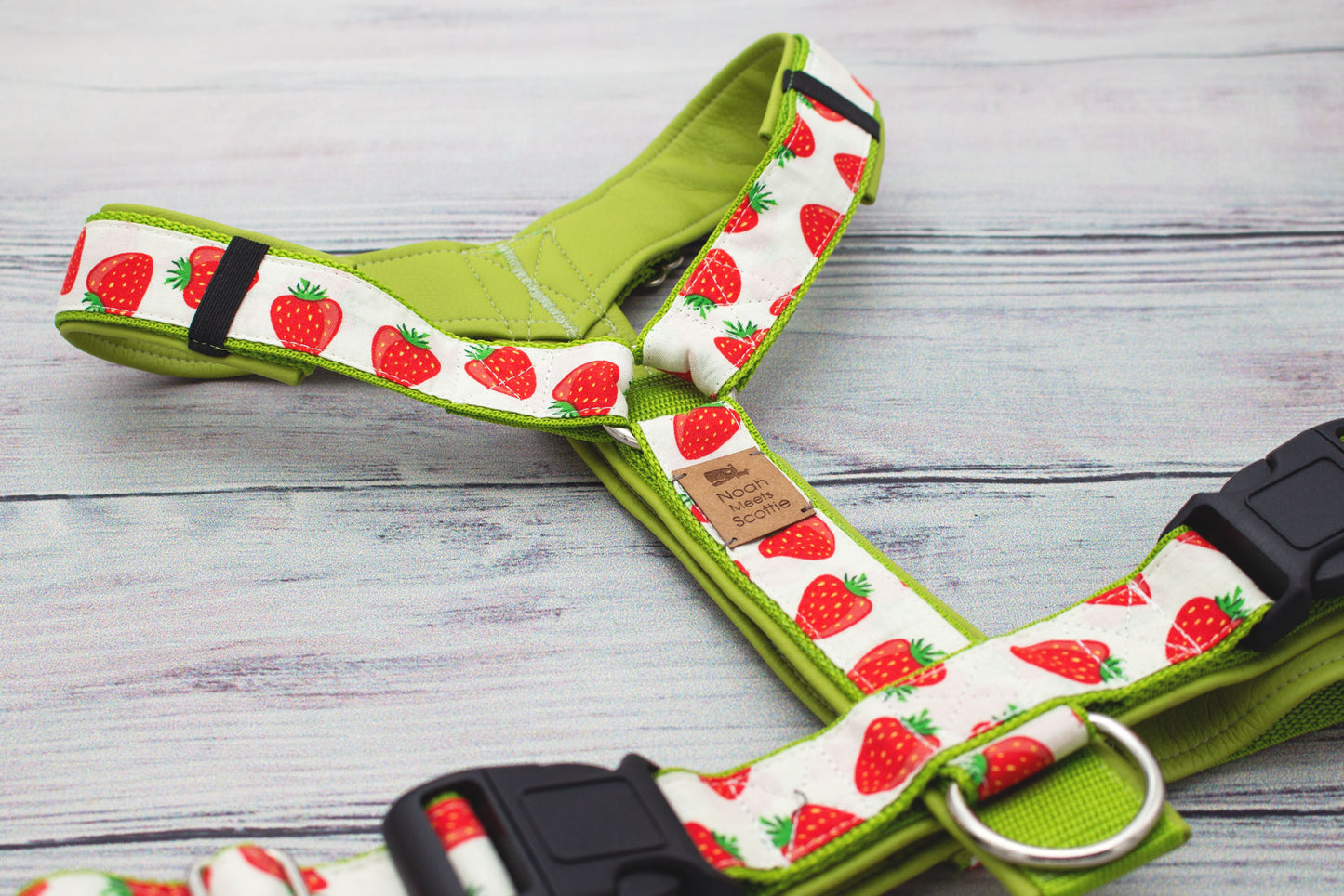 Hundegeschirr EDDA mit Erdbeeren Muster cremeweiß grün, gepolstert und verstellbar