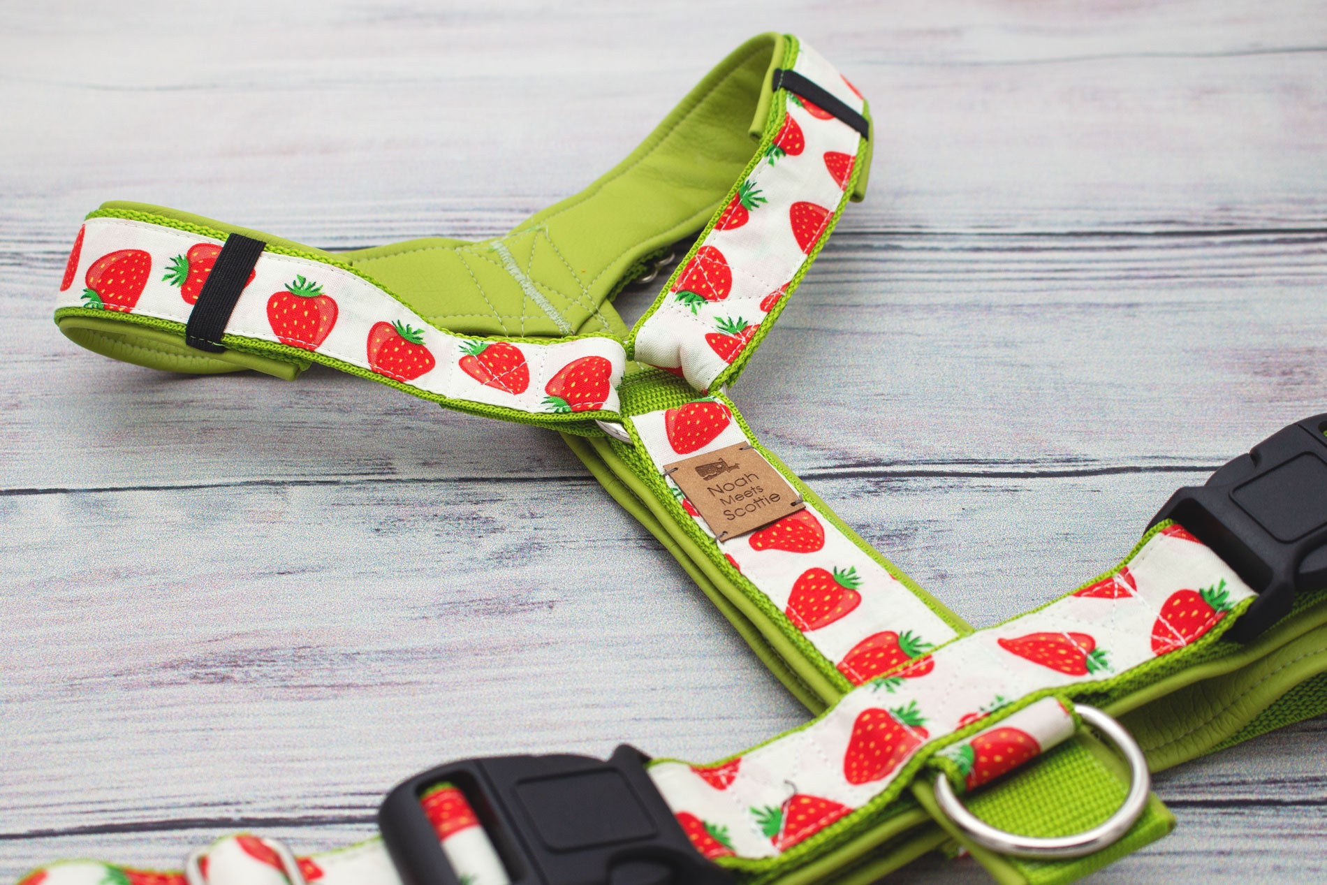 Hundegeschirr EDDA mit Erdbeeren Muster cremeweiß grün, gepolstert und verstellbar