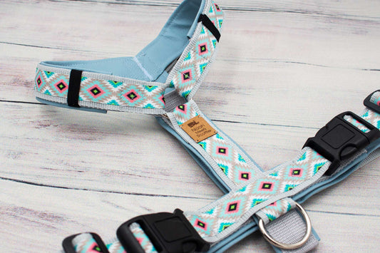 Hundegeschirr mit Rautenmuster in Mint und Rosa, hellblaue Kunstlederfütterung, verstellbar und weich gepolstert
