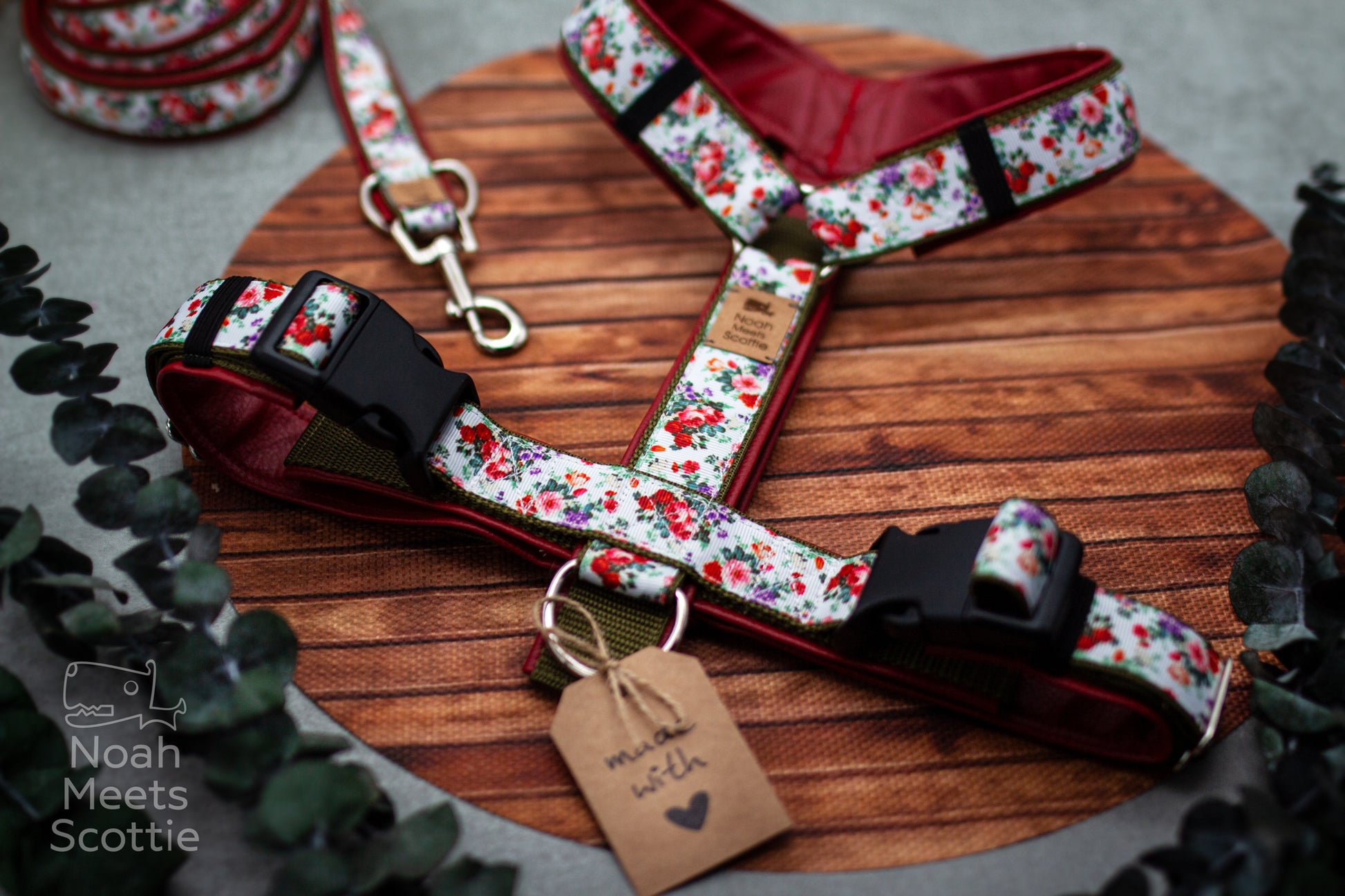 Gepolstertes Hundegeschirr mit floralem Blumen Design und verstellbarer Passform für kleine und mittelgroße Hunde.
