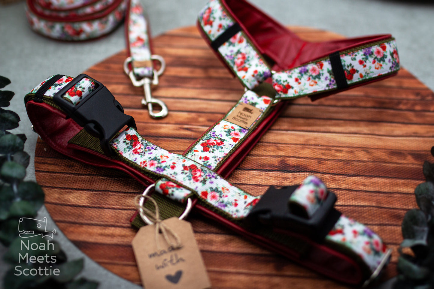 Florales Hundegeschirr Elea mit Blumenmuster in Rot, Oliv und Creme als gepolstertes Brustgeschirr für Hunde.