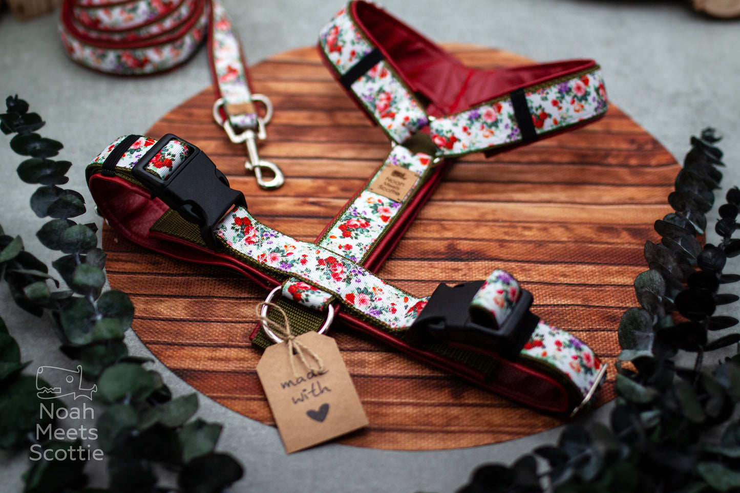 Bequemes Brustgeschirr für Hunde mit Blumenmuster in Rot, Creme und Olivgrün im floralen Vintage Stil.