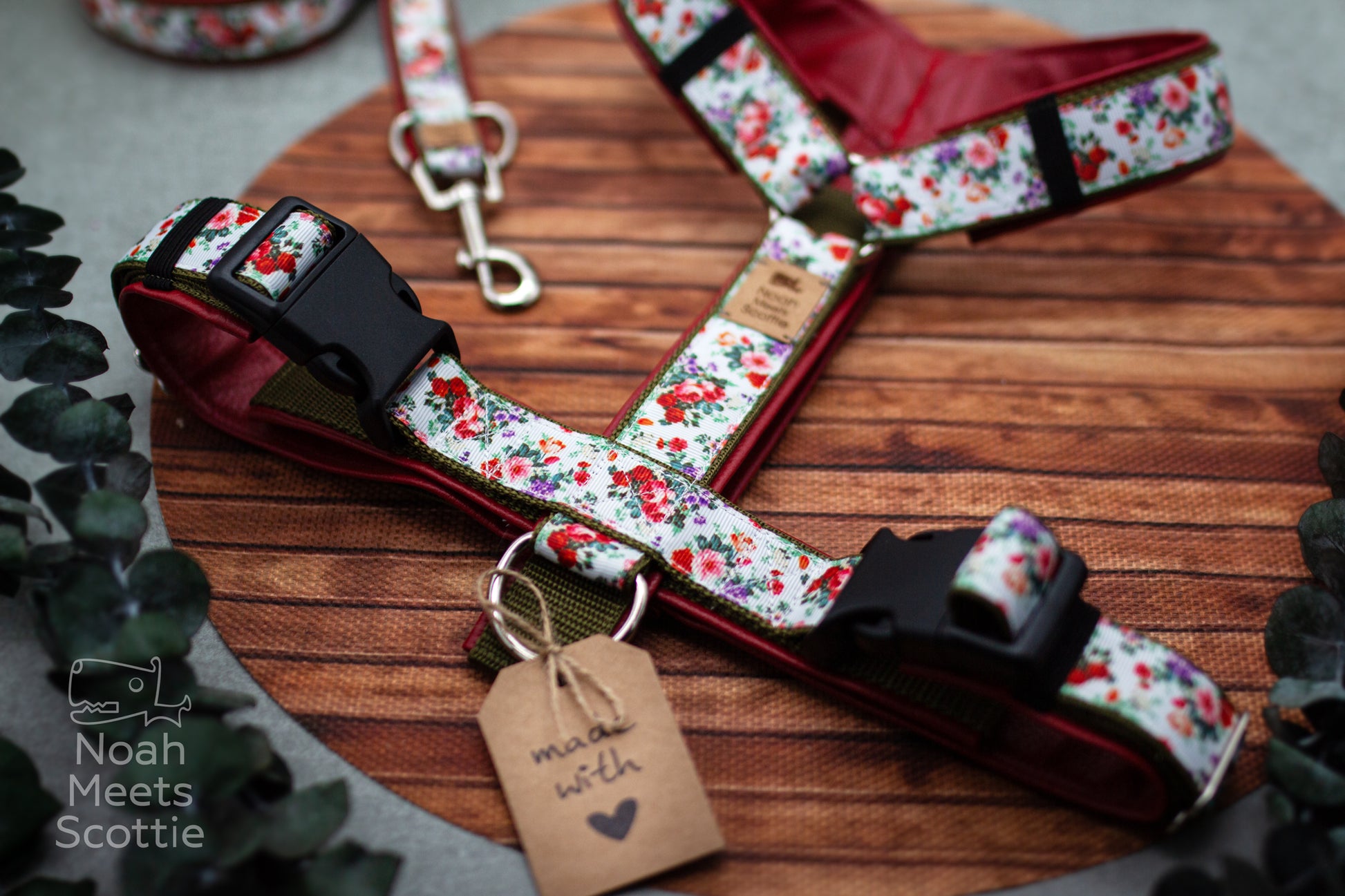 Hundegeschirr Elea mit Blumenmuster und passender Hundeleine als florales Gassi Set für Hunde.