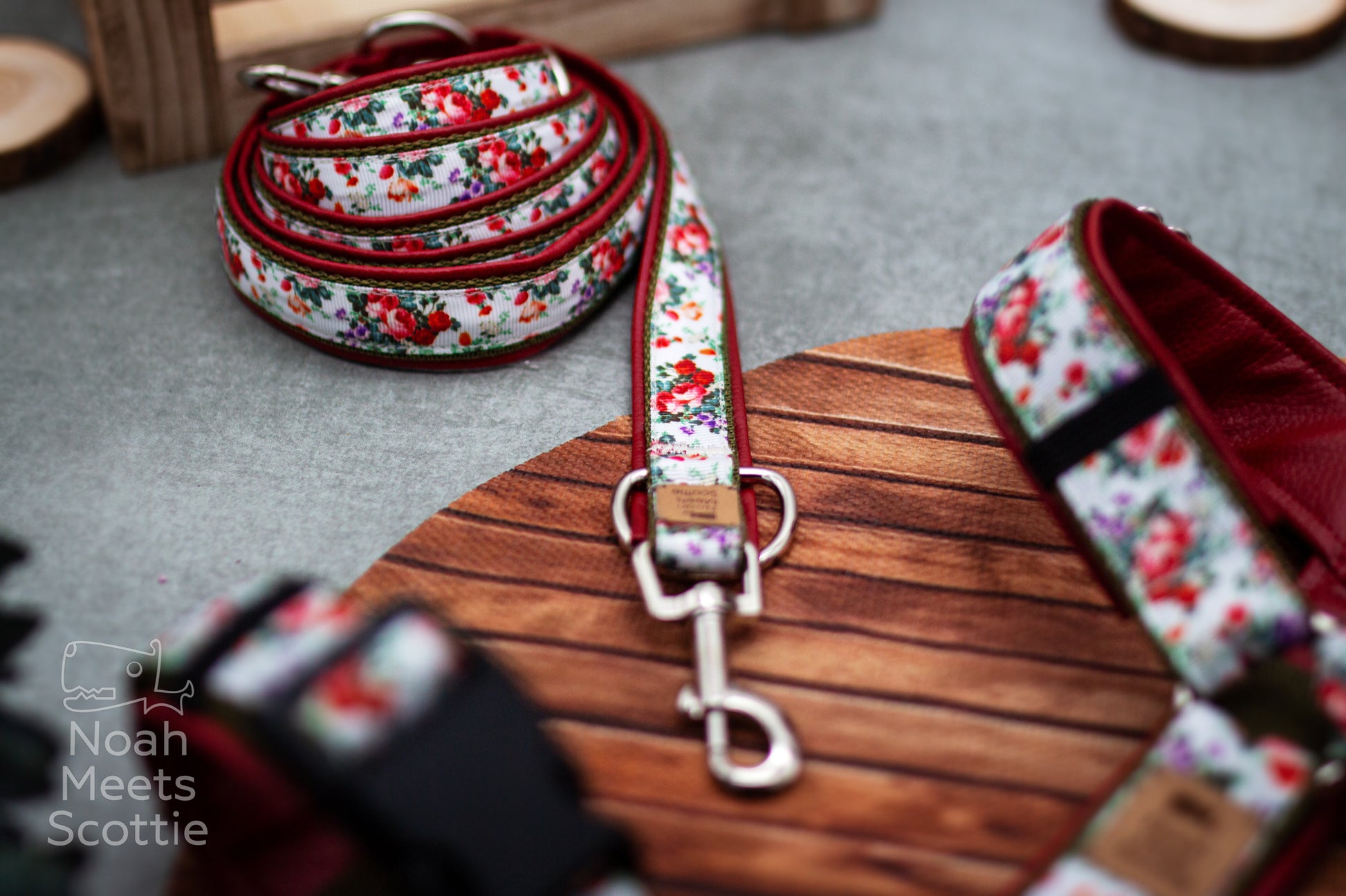 Detailaufnahme vom Hundegeschirr Elea mit roten Blüten, robusten Verschlüssen und weicher Polsterung.