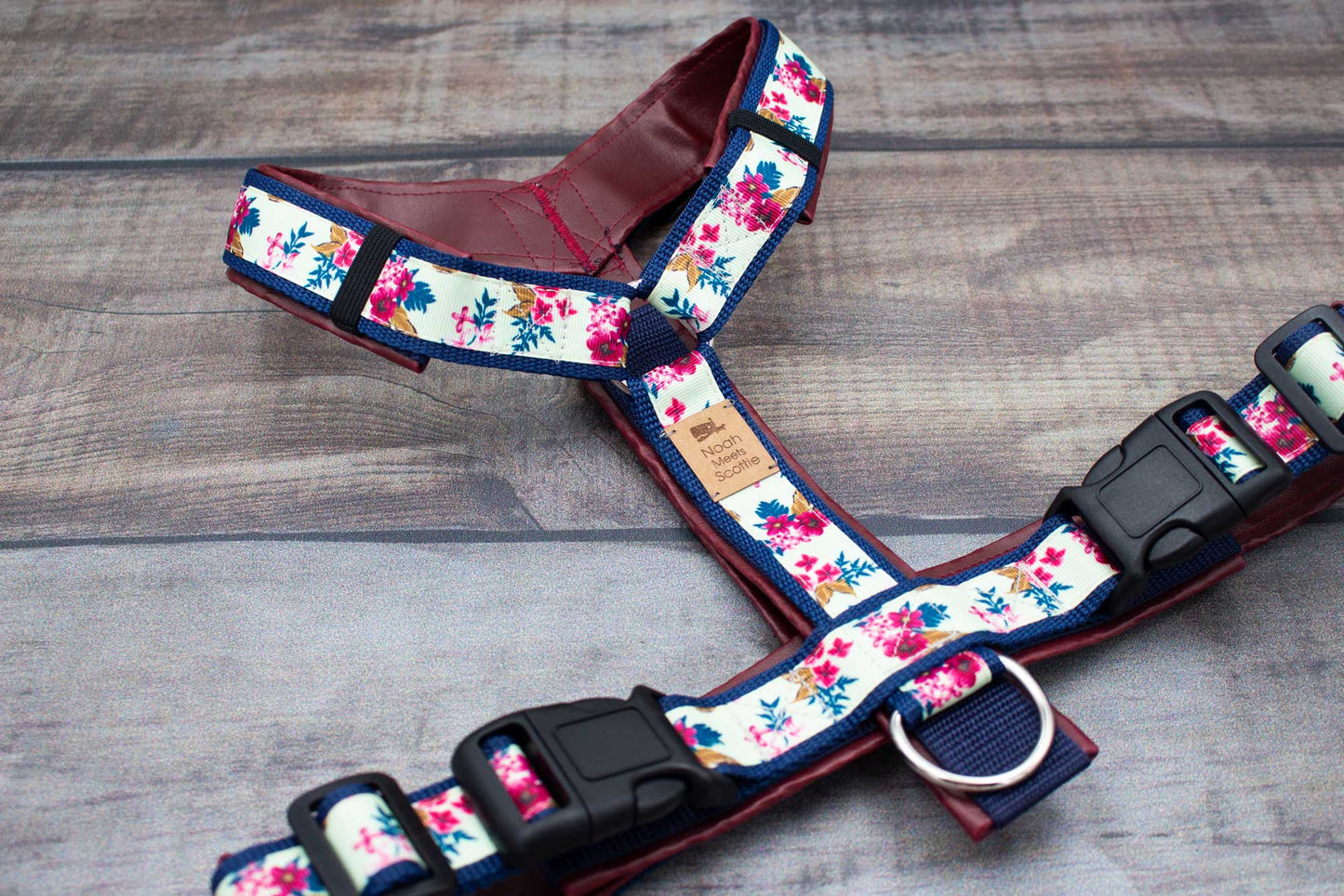 Robustes Hundegeschirr ELLA, Blüten pink blau auf Weiß, stabiler D-Ring