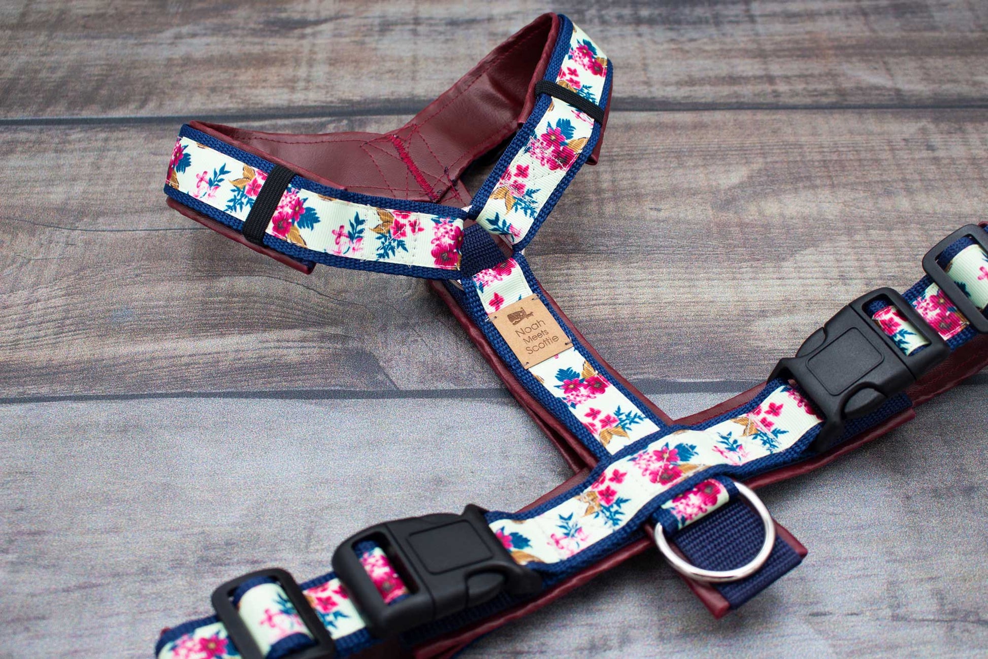 Robustes Hundegeschirr ELLA, Blüten pink blau auf Weiß, stabiler D-Ring