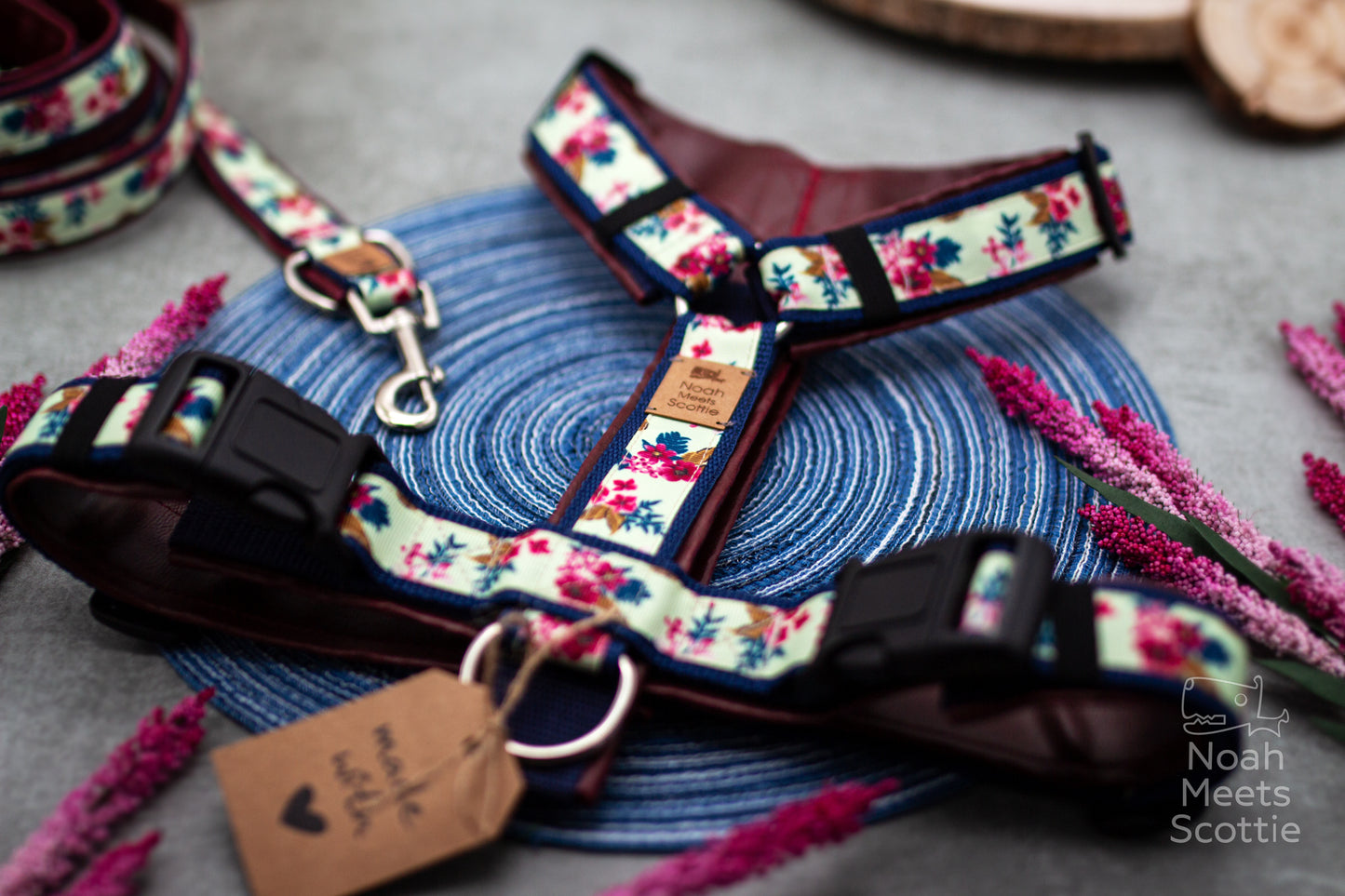 Florales Hundegeschirr mit buntem Blumenmuster und weicher Polsterung für stilvolle Spaziergänge mit Hund.