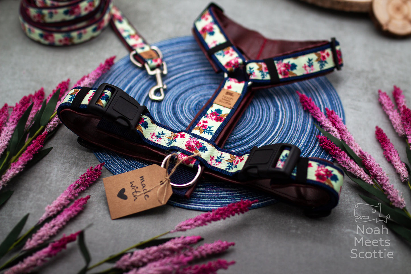 Detailaufnahme vom Hundegeschirr Ella mit romantischen Blütenmotiven und hochwertigen schwarzen Verschlüssen.