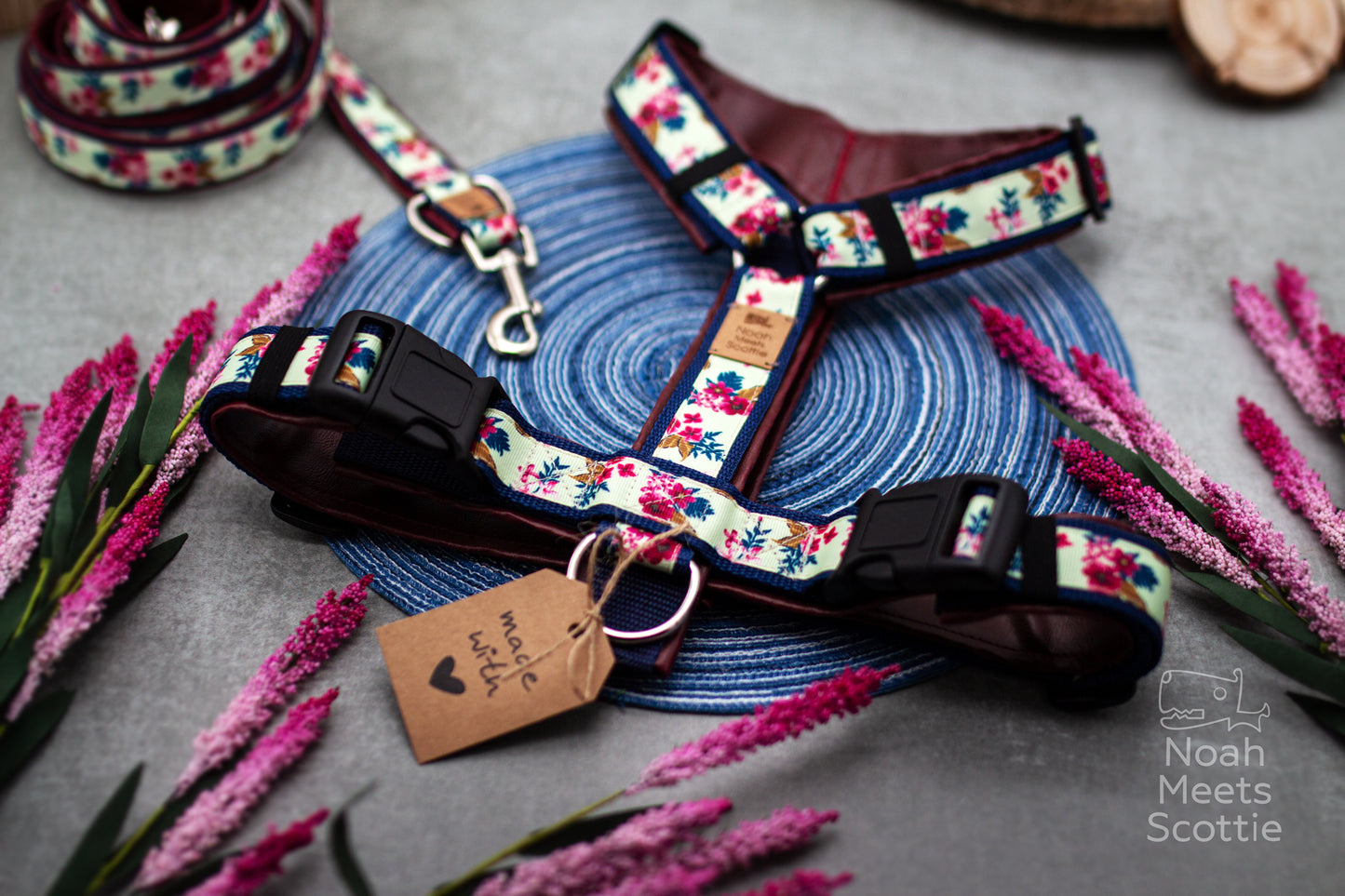 Gepolstertes Brustgeschirr für Hunde mit floralem Blumen Design in Creme, Pink und Dunkelblau.