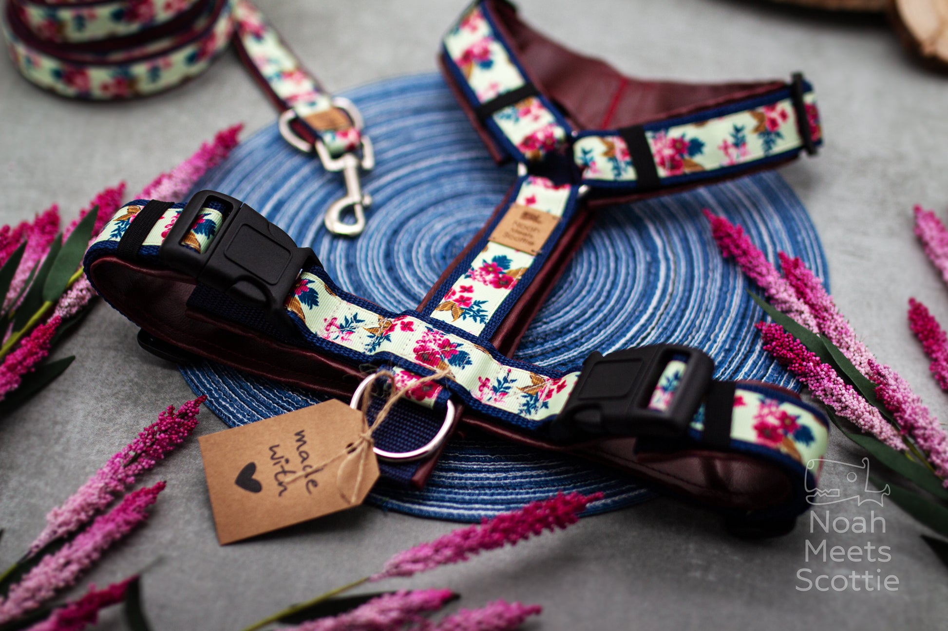 Vintage Hundegeschirr Ella mit romantischer Blumenoptik und harmonischen Farben im eleganten Frühlingslook.