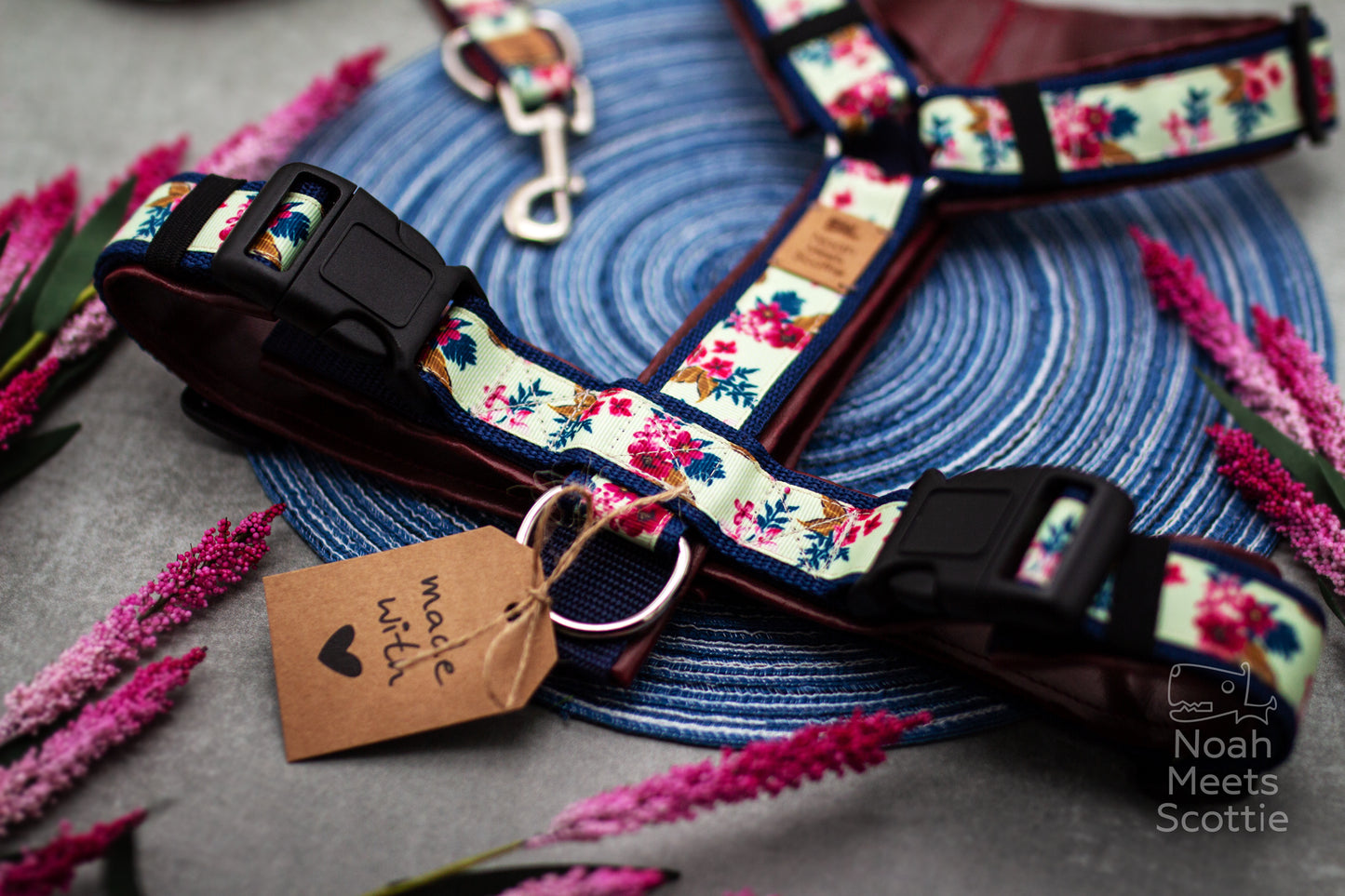 Handgemachtes Hundegeschirr Ella mit romantischem Blumenmuster in Pink, Blau und Creme im floralen Vintage Stil.