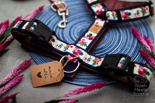 Handgemachtes Hundegeschirr Ella mit romantischem Blumenmuster in Pink, Blau und Creme im floralen Vintage Stil.