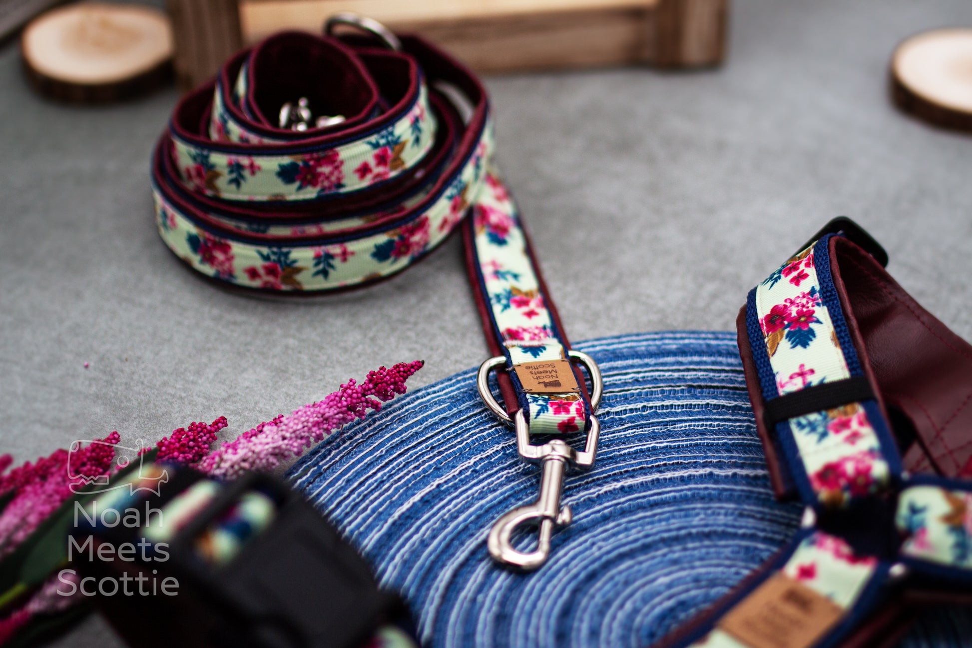 Komplettes Gassi-Set Ella mit passender Hundeleine und floralem Blumenmuster im romantischen Vintage Stil.