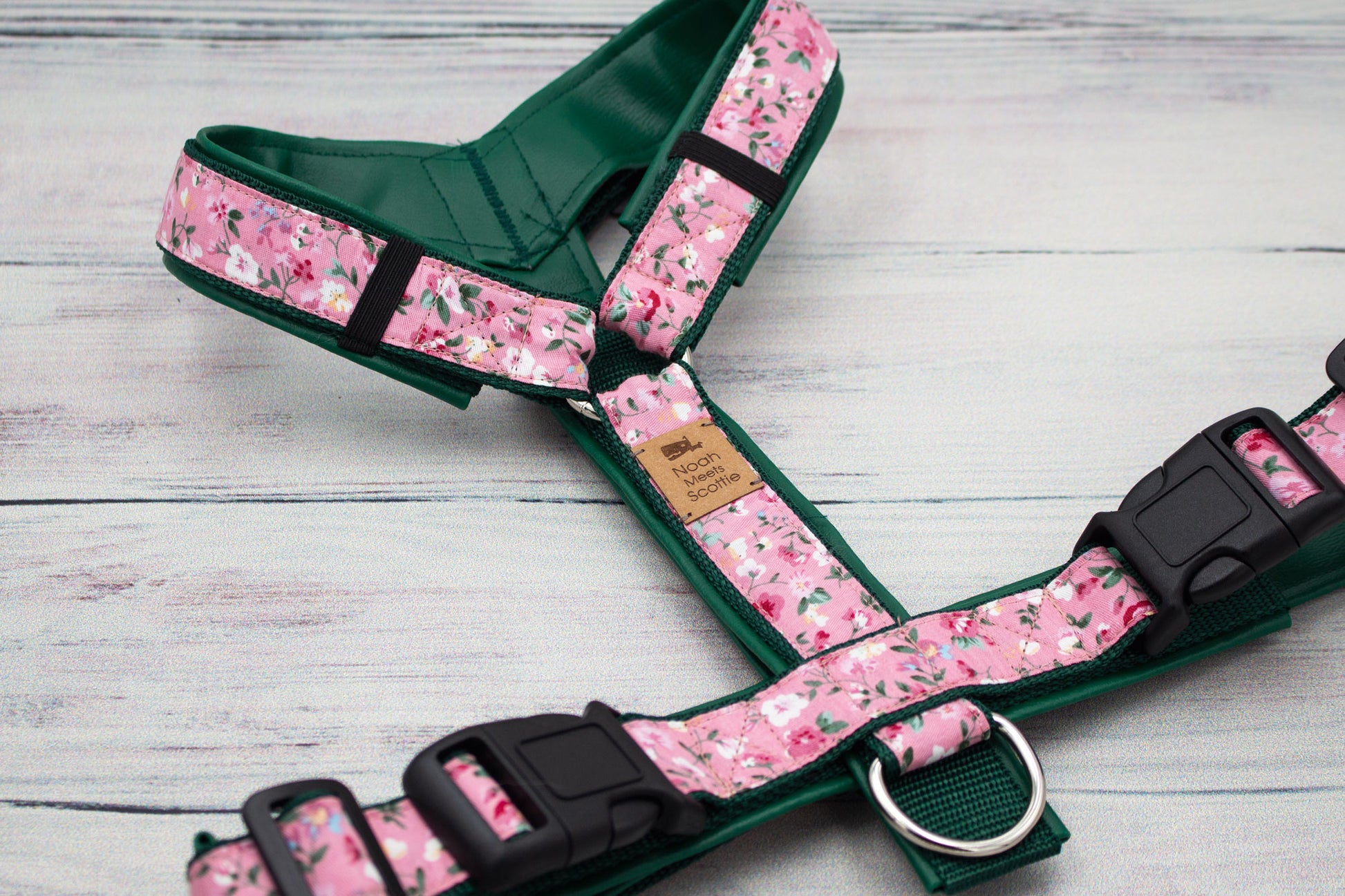 Romantisches Hundegeschirr ELLA, gepolstert und robust, mit Rosenmuster in Pink und Grün