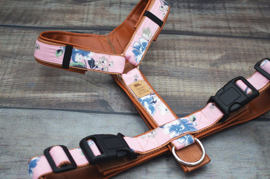 Hundegeschirr ELORA mit rosa Riemen und blauen Blumen, cognacfarben gefüttert, gepolstert und verstellbar