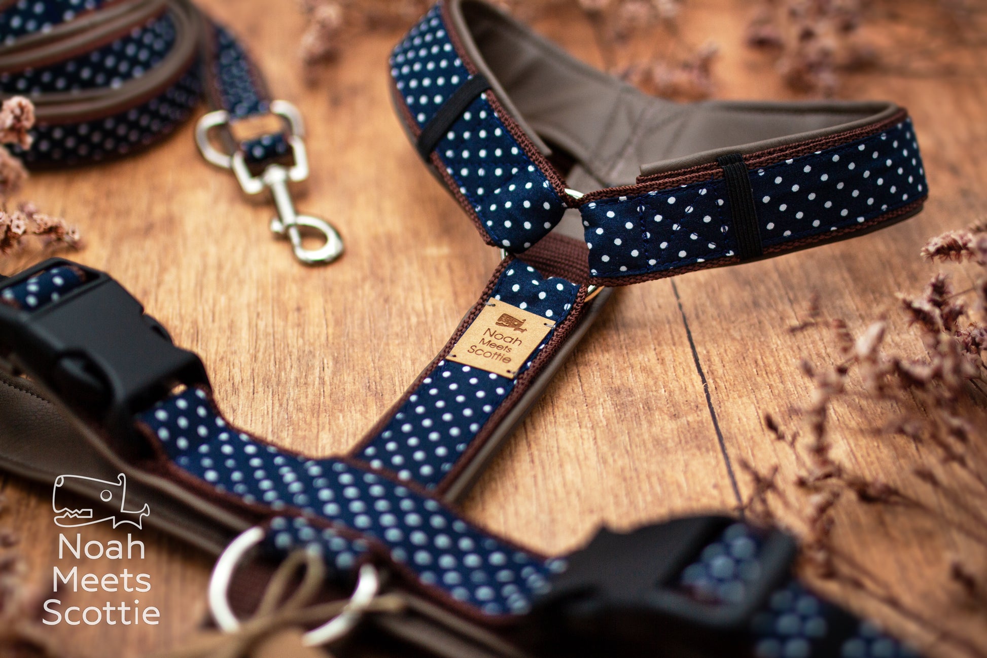 Gepolstertes Hundegeschirr in Dunkelblau mit weißem Punktemuster und braunen Details passend zu Halsband und Hundeleine im gleichen Design.