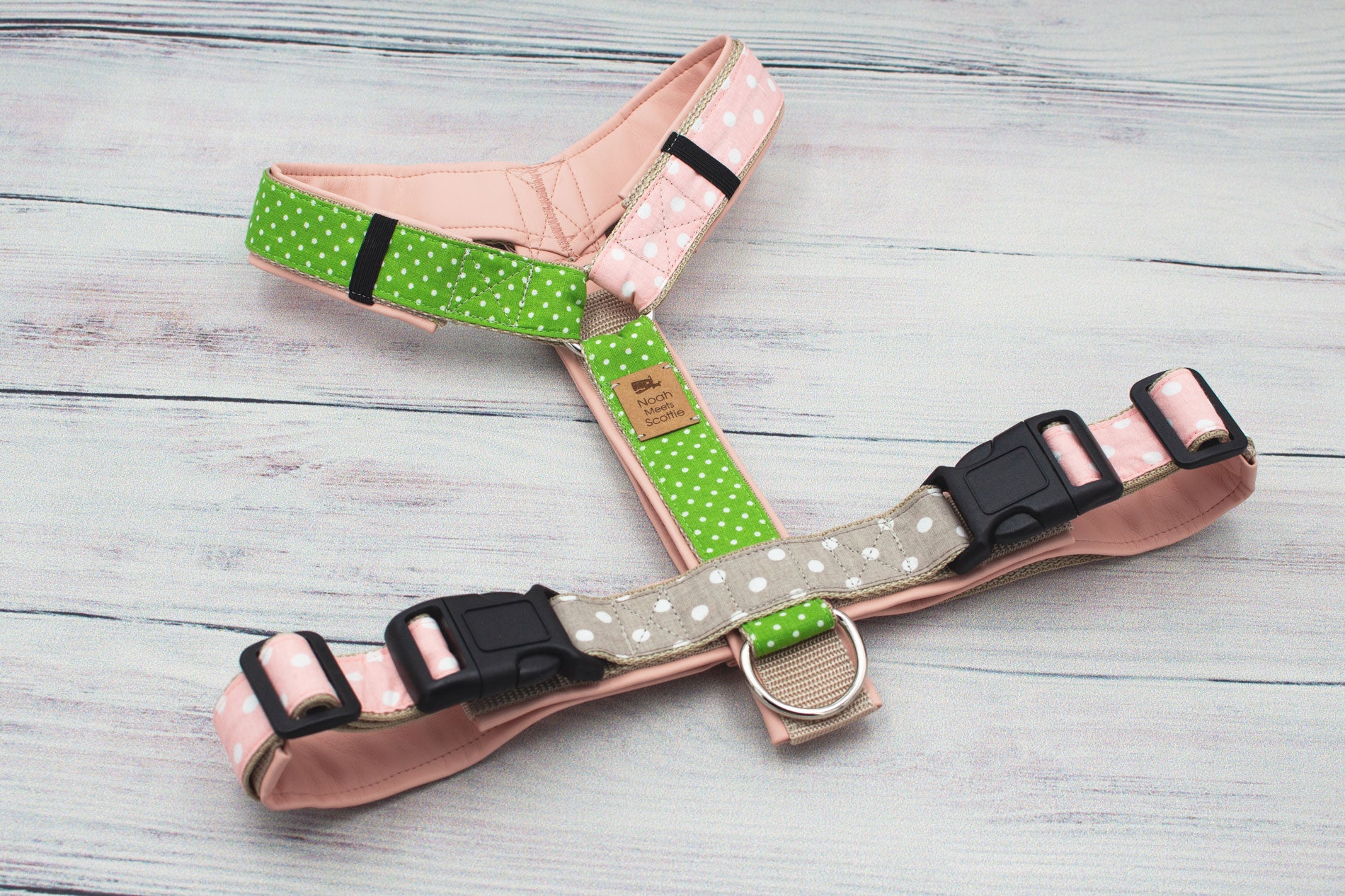 Hundegeschirr EMILIA Detailansicht Punkte-Design, komfortabel, waschbar, modern