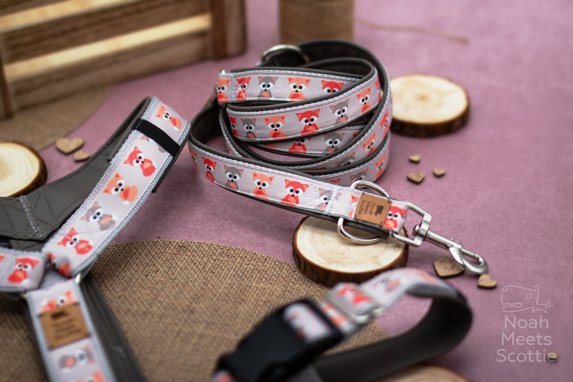 Detailaufnahme des Hundegeschirrs Fenja mit Fuchs Motiv und Kunstlederfütterung