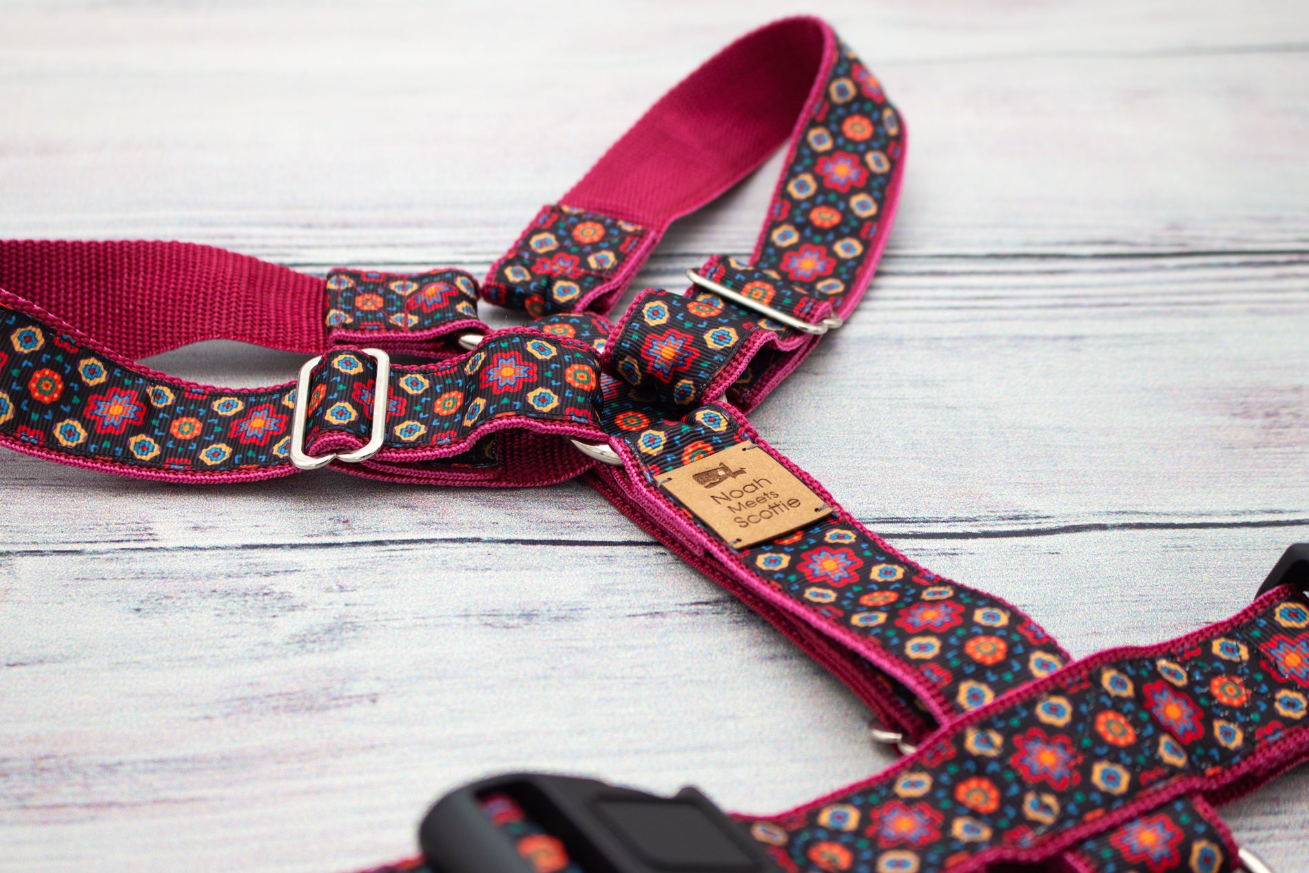 Hundegeschirr FIESTA NIGHTS mit buntem Mandala Boho Muster in Pink und Schwarz