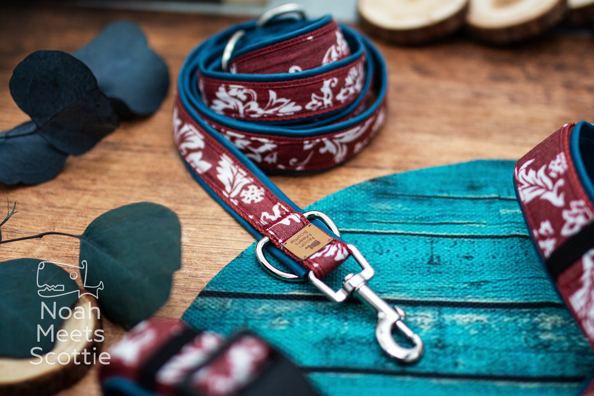Hundegeschirr FLEUR mit floralem Ornamentmuster, barockem Charakter und edler Farbgebung in Bordeaux und Petrol