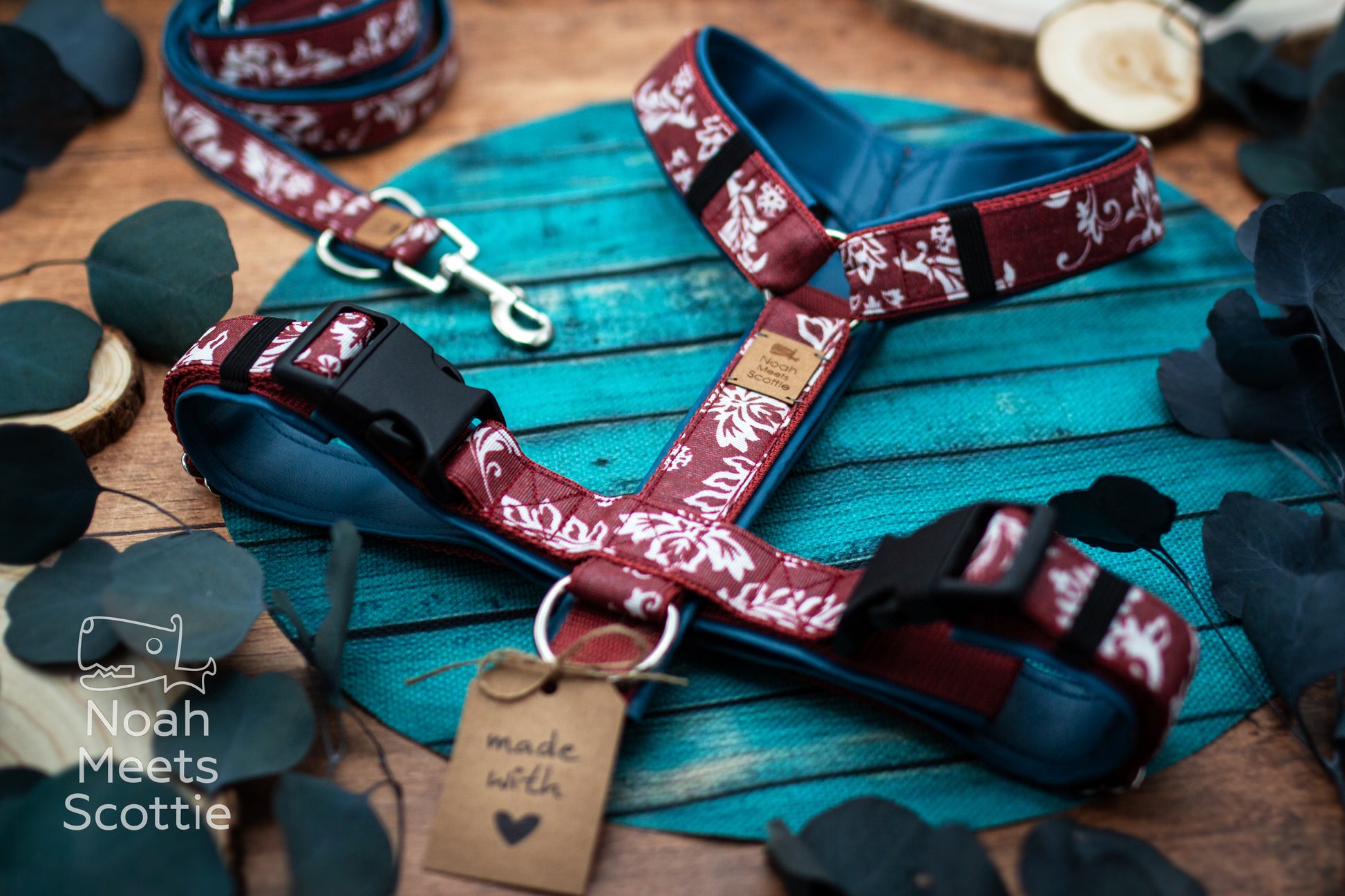 Blumen Hundegeschirr mit ornamentalem Muster, cremefarbenen Blüten und weinrotem Grundton für stilvolle Hunde