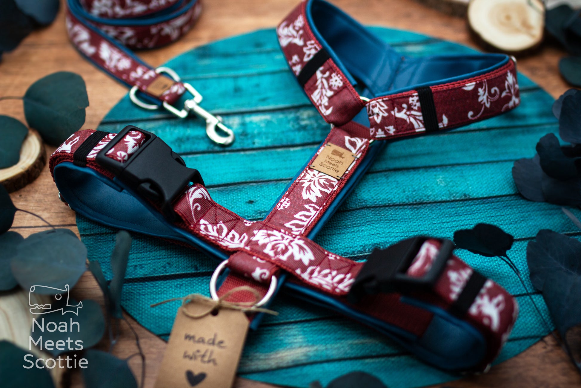 Hundegeschirr FLEUR mit floralem Blumenmuster in Bordeaux, cremefarbenen Blüten und petrolfarbener Polsterung