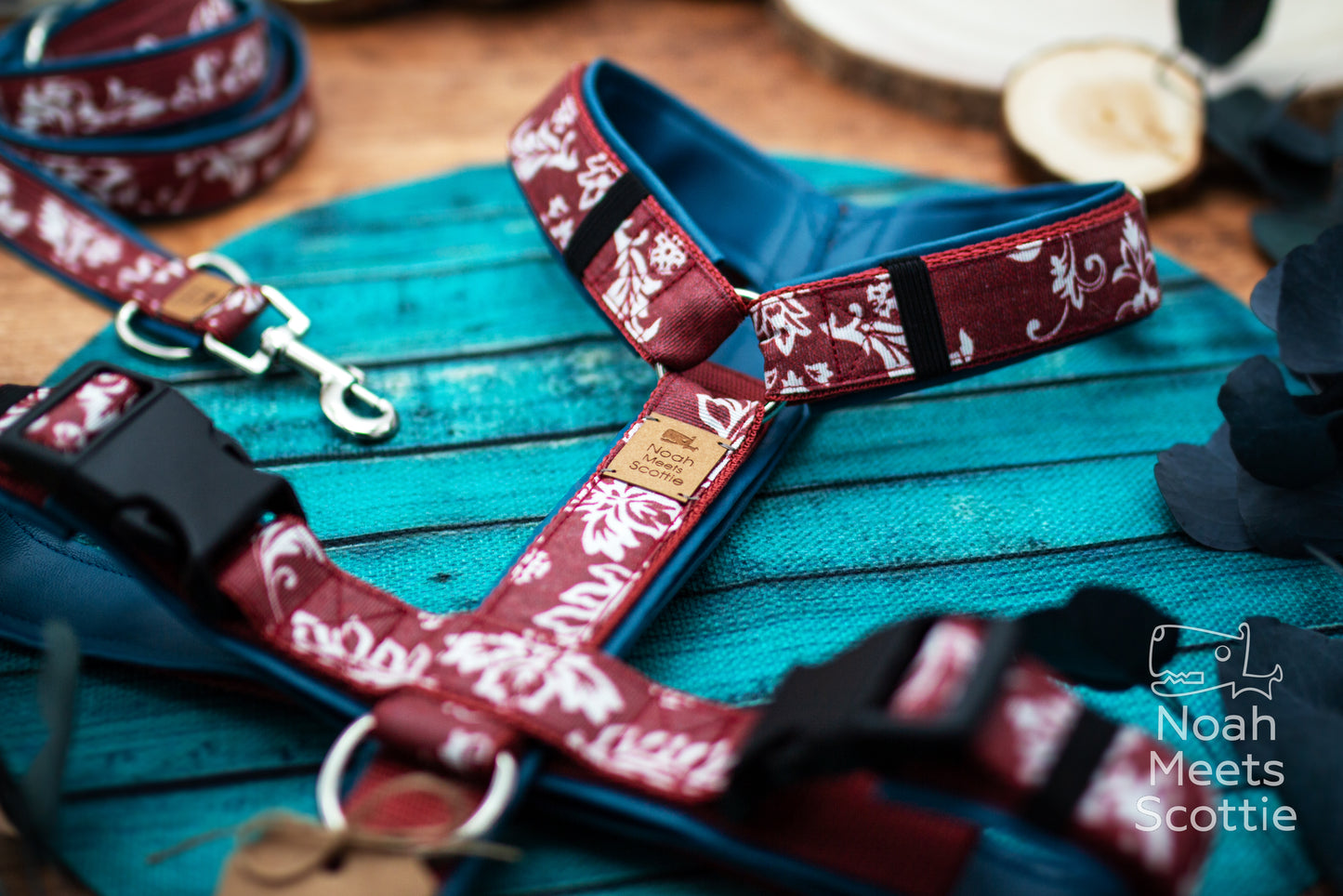 Florales Hundegeschirr FLEUR mit passender Hundeleine im eleganten Vintage Design in Bordeaux, Creme und Petrol