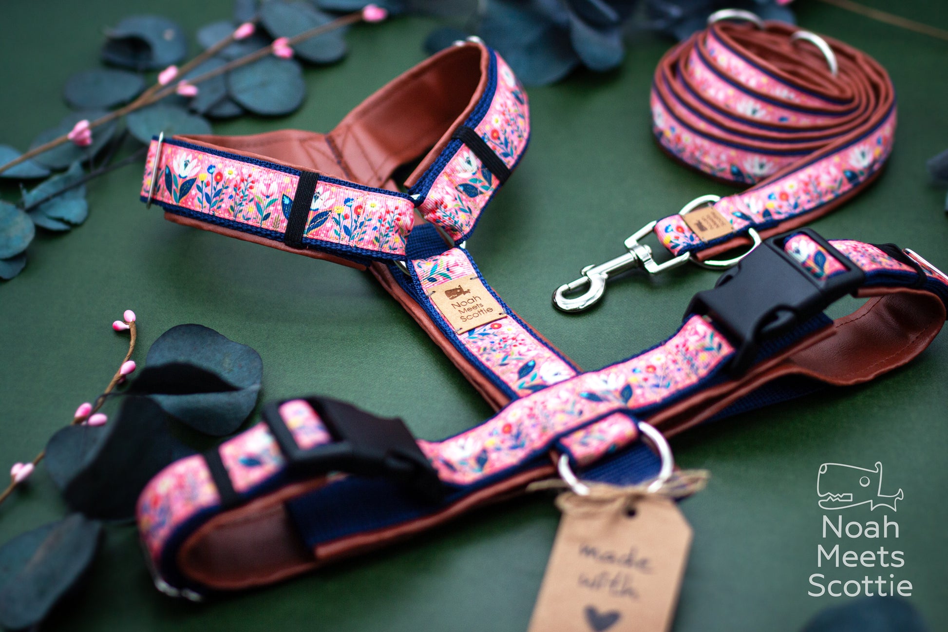 Verstellbares Hundegeschirr mit dunkelblauem Gurtband und rehbrauner Kunstlederpolsterung.