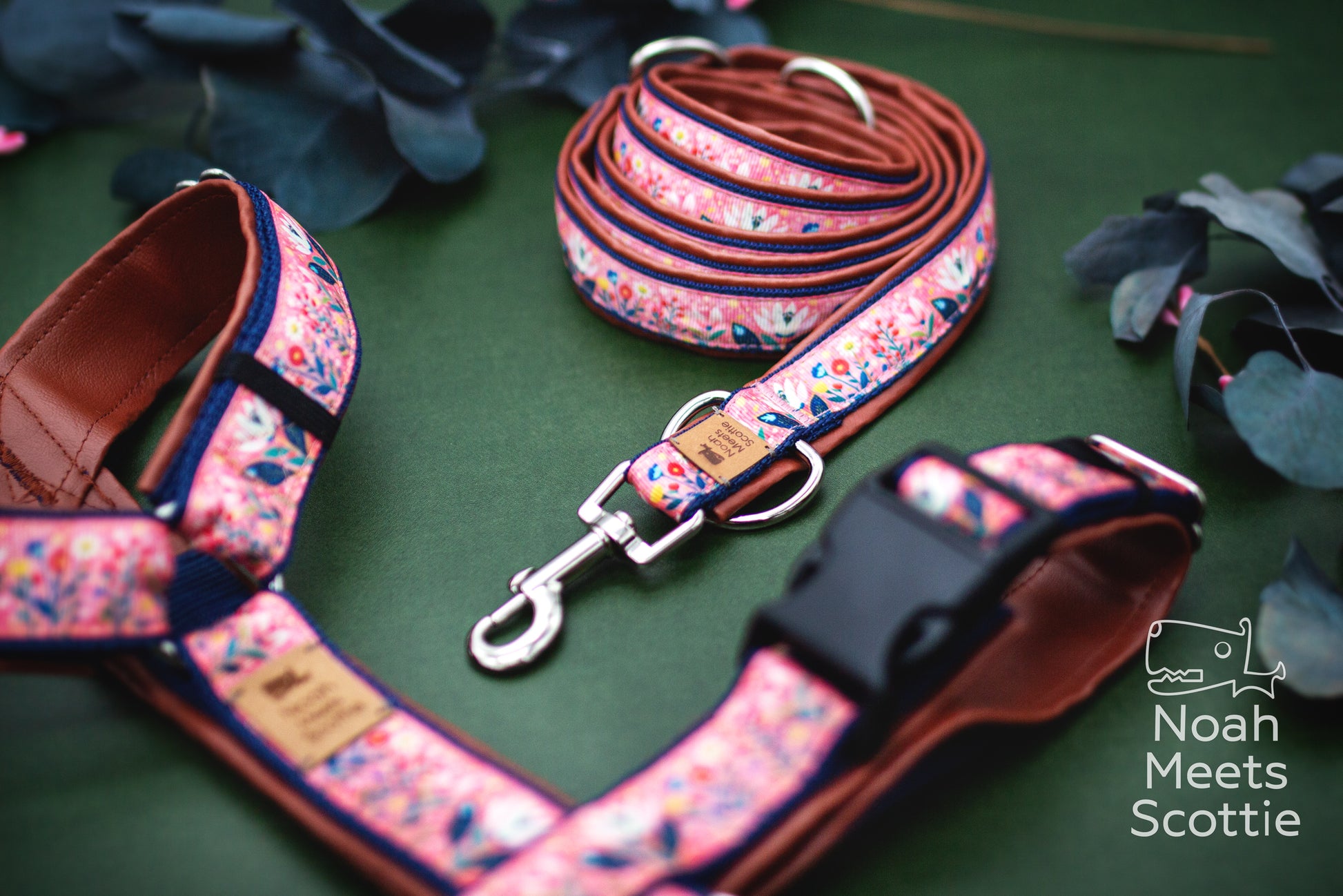 Detailaufnahme des floralen Wildblütenmusters im Provence-Stil mit rosa und dunkelblauen Blüten.