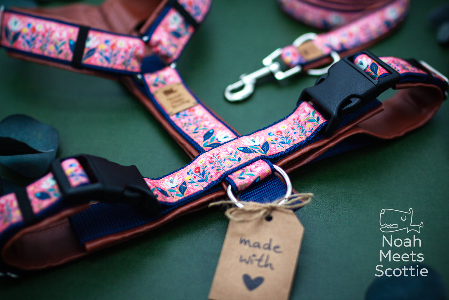 Florales Hundegeschirr Fleurie Chérie mit Wildblütenmuster in Rosa und Dunkelblau, dunkelblauem Gurtband und rehbrauner Kunstlederpolsterung.