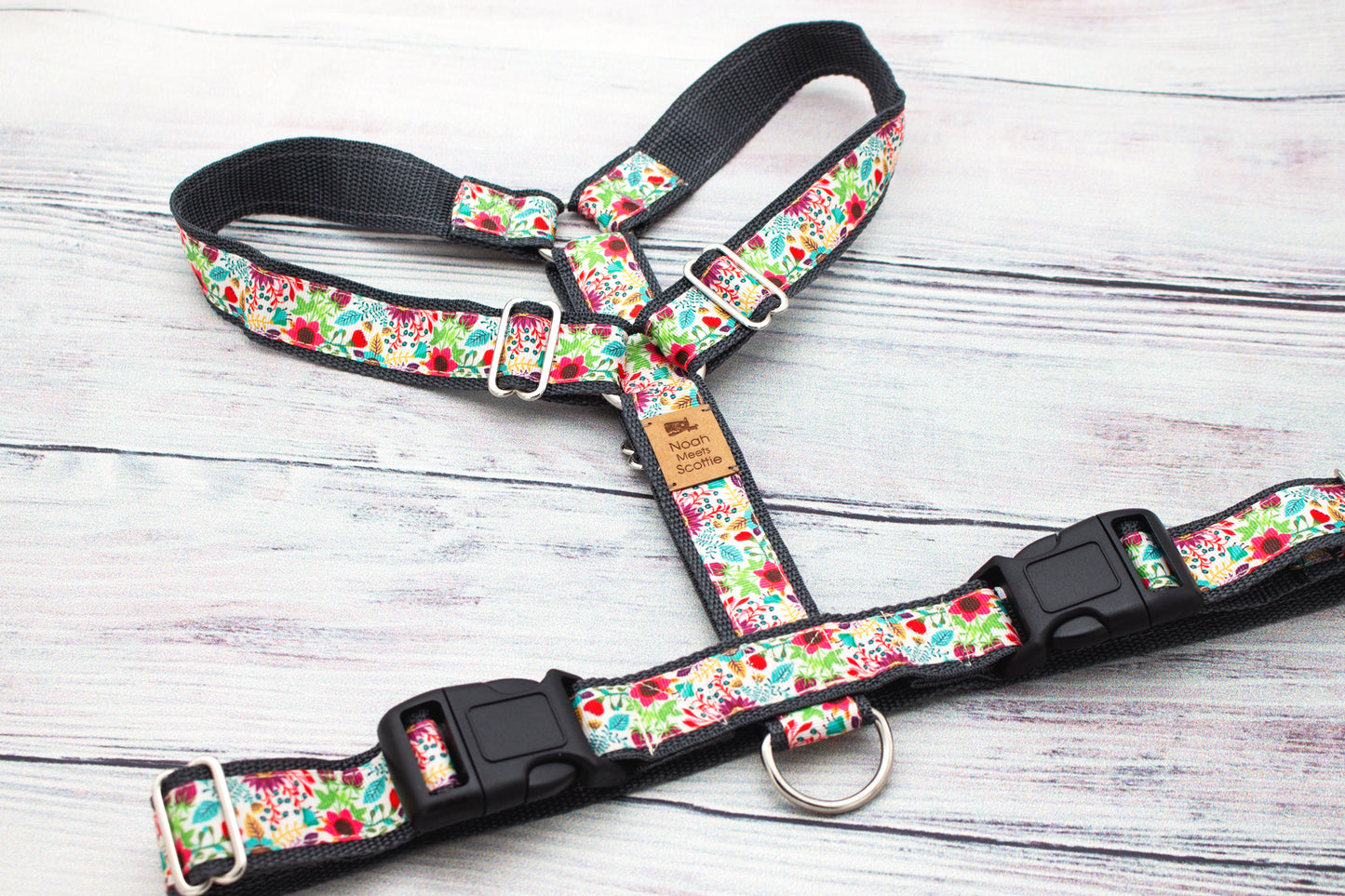 FLORALETTE Hundegeschirr in Grau mit buntem Blütenmotiv, dezentes florales Design mit lebendigen Farbakzenten