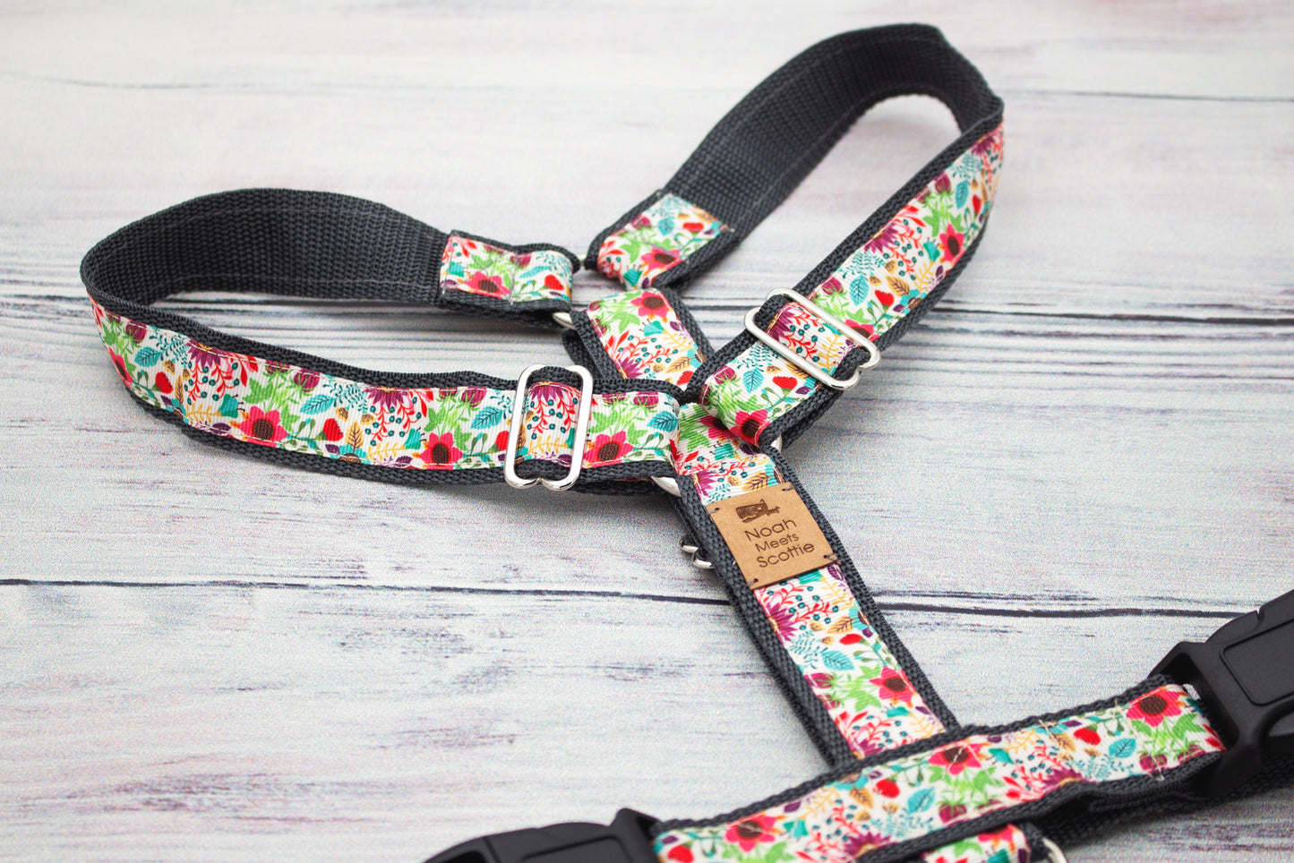 Hundegeschirr FLORALETTE mit farbenfrohem Blumenmuster in Rot, Gelb, Grün und Creme auf grauem Gurtband, modernes florales Design