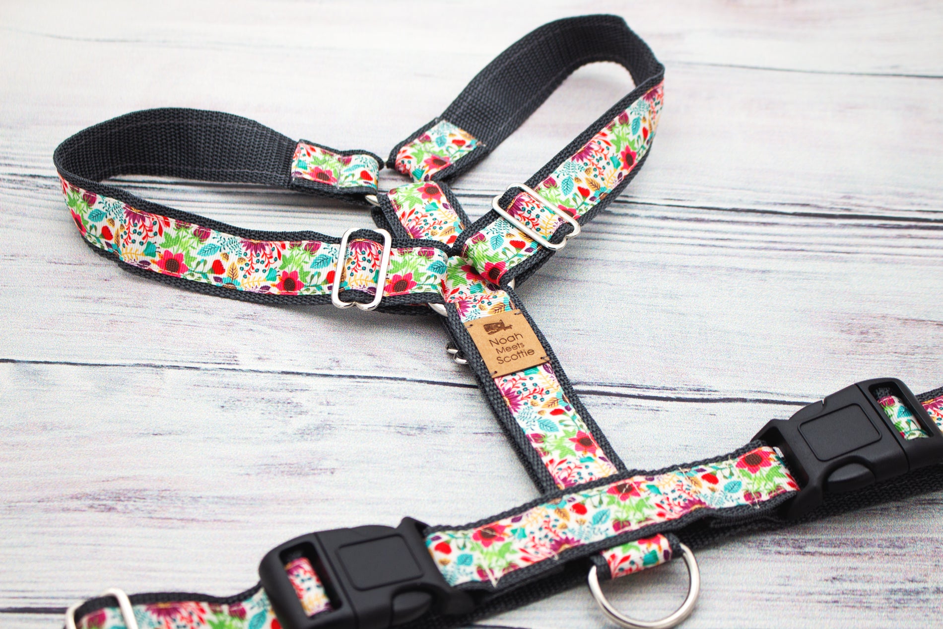 Florales Hundegeschirr FLORALETTE, buntes Blütenmuster auf dunkelgrauer Basis, verspieltes Motiv für Hunde mit fröhlichem Stil