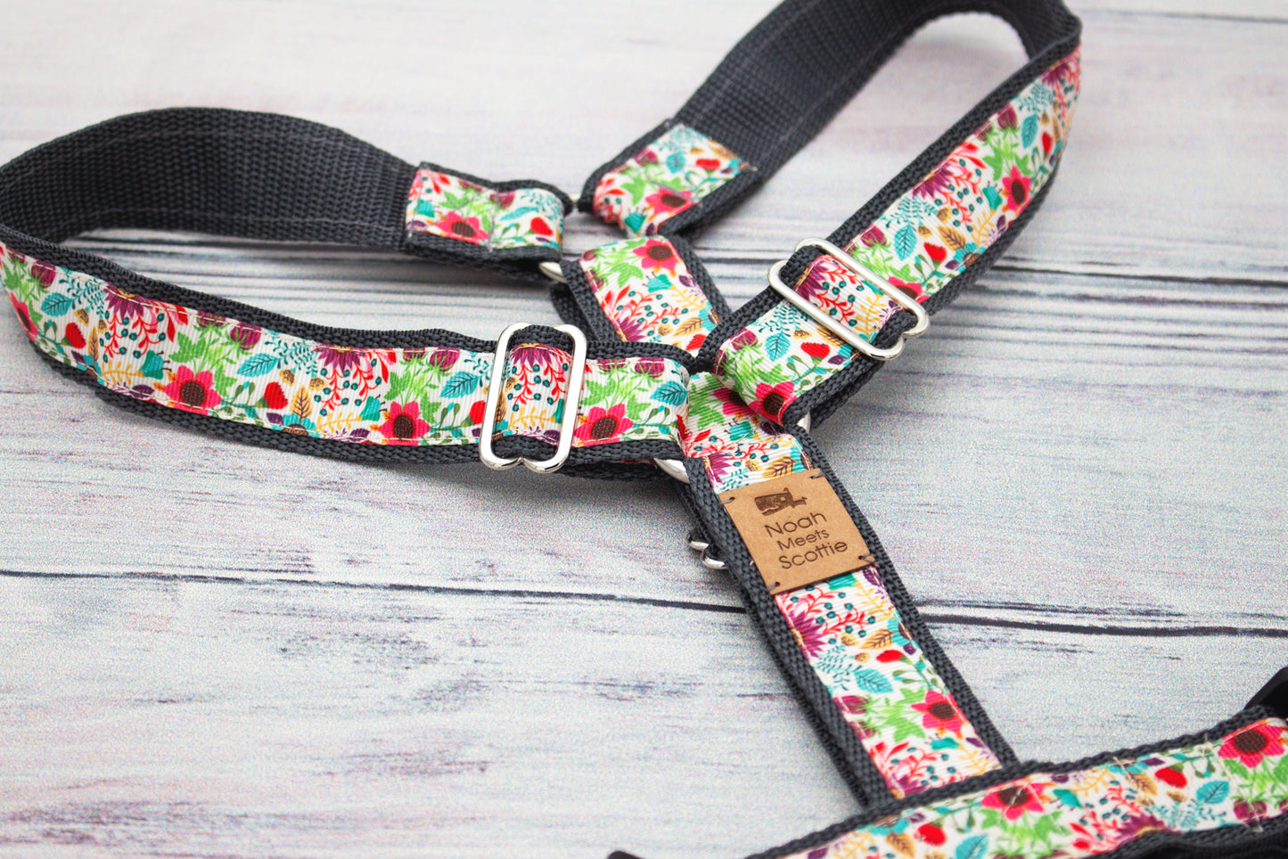 Detailaufnahme Hundegeschirr FLORALETTE, kleinteiliges Blumenmuster in kräftigen Farben, hochwertiges Hundezubehör