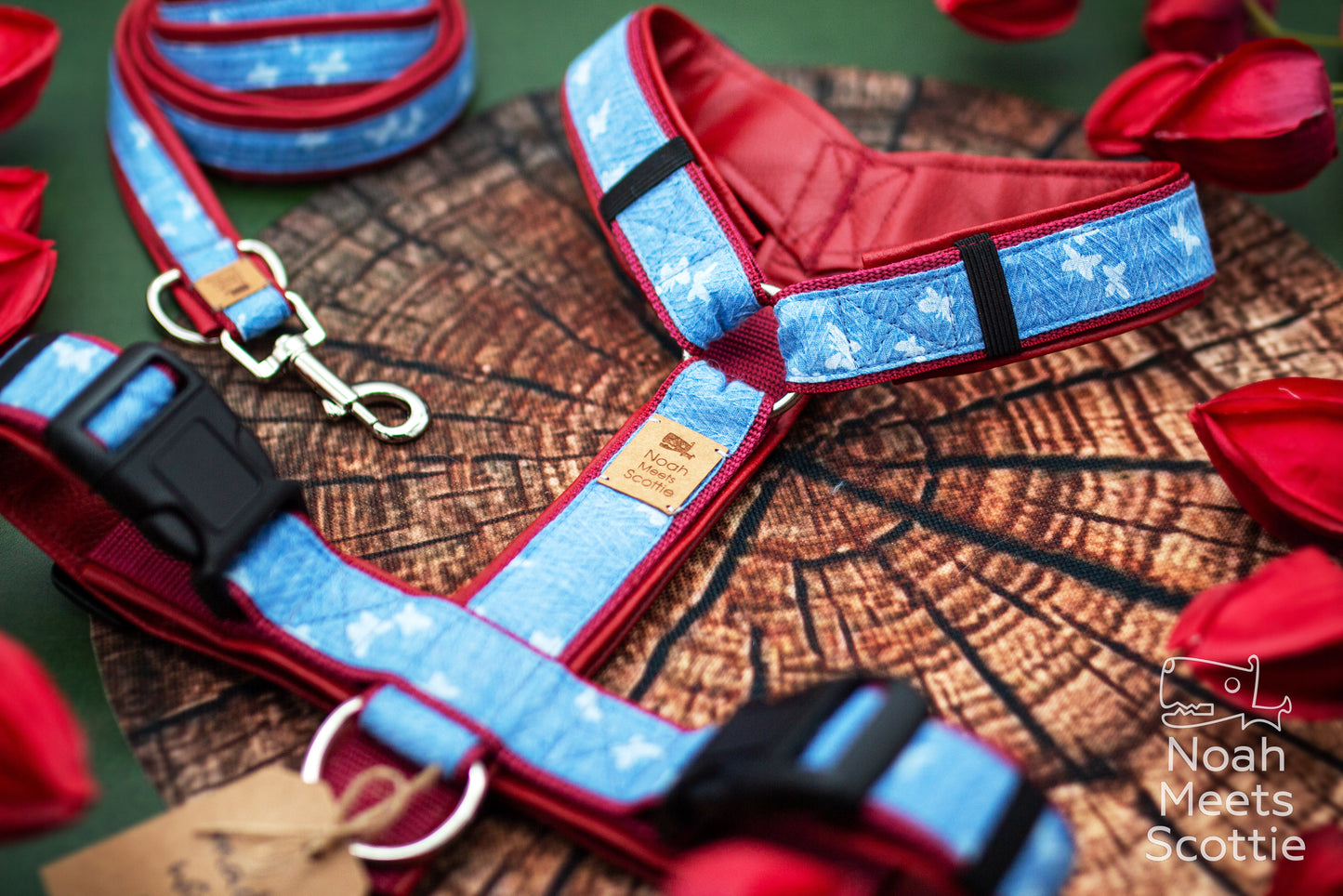 Nahaufnahme des jeansblauen Stoffes mit kleinen weißen Schmetterlingen und roter Kunstlederpolsterung.