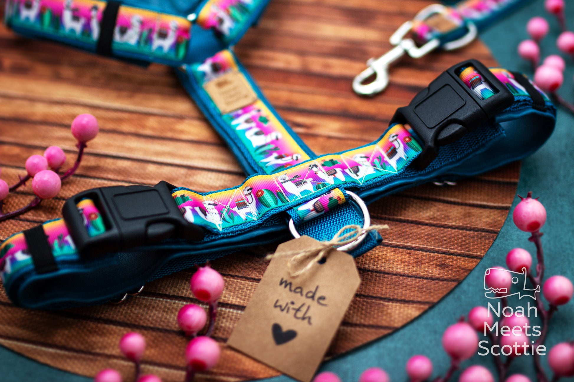 Hundegeschirr mit Lama und Alpaka Motiv in Pink, Türkis, Grün und Gelb für Hunde