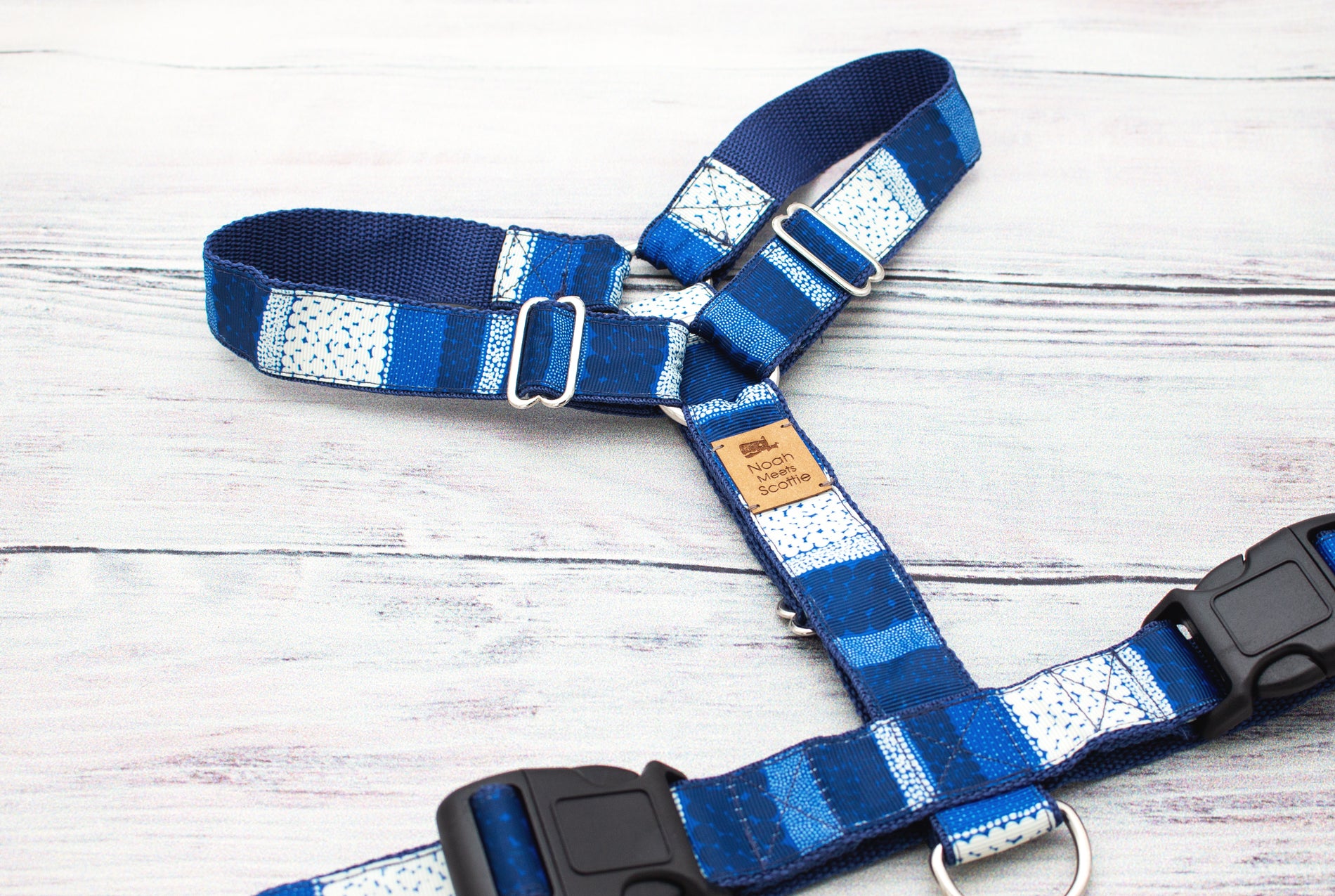 Hundegeschirr FROST HARBOR in Blau und Weiß, Streifen-Design, nordisch und verstellbar